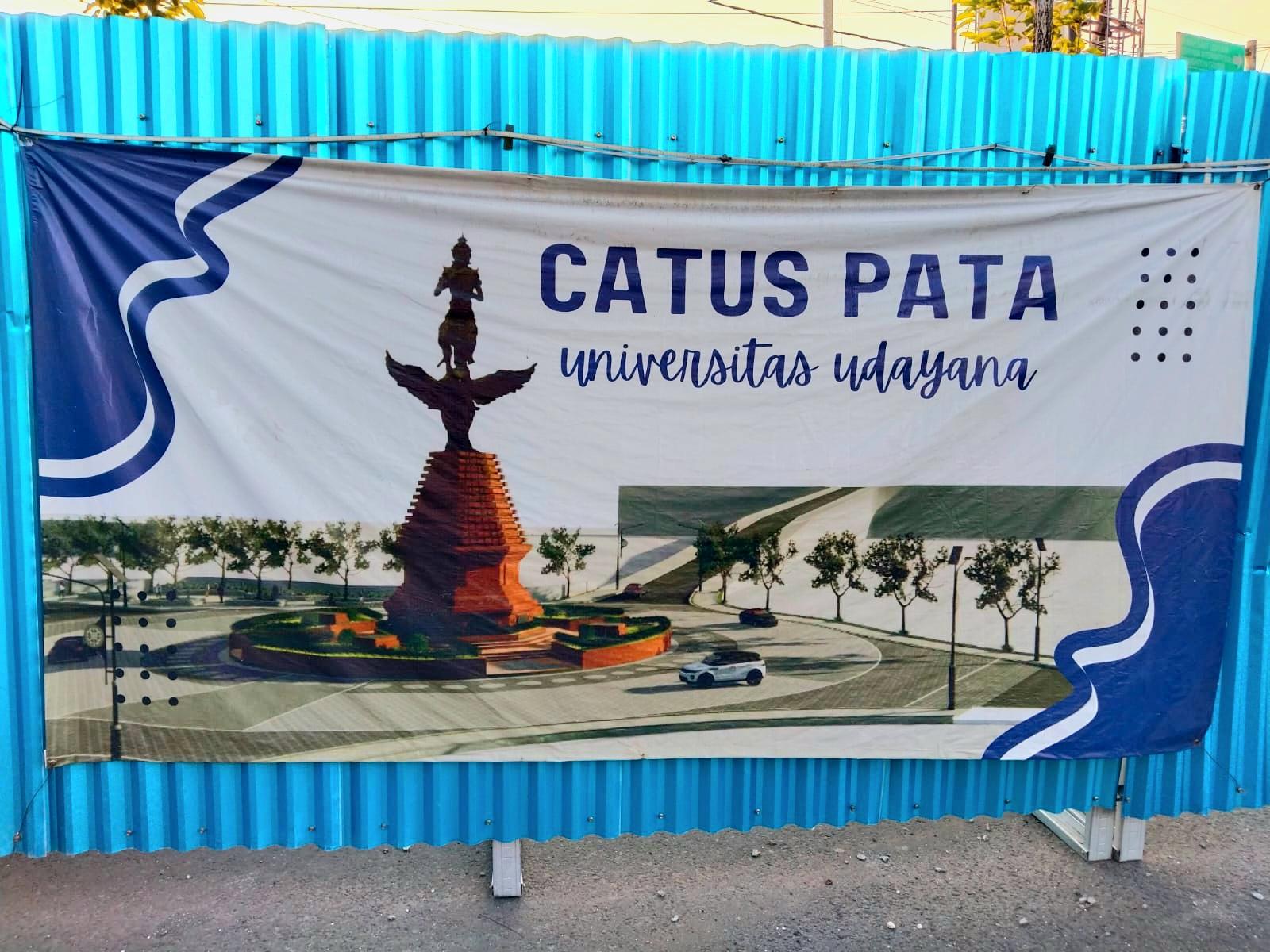 Papan proyek Bundaran Monumen Prabu Udayana yang tengah digarap di Kampus Unud Jimbaran. (Balihotnews/red)
