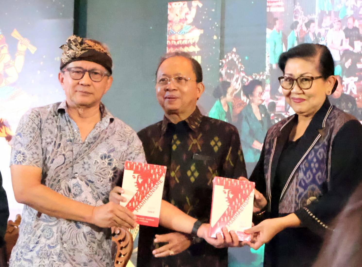 Gubernur Bali Wayan Koster (tengah), Rocky Gerung, dan Putri Suastini Koster pada acara bedah buku 'Marhaenisme: Dalil Baru untuk Gen Z' di Auditorium Unmas Denpasar, Selasa (21/7/2026). (Balihotnews/Ist)