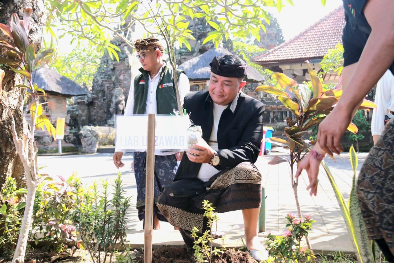 Ketua Bawaslu Bali I Putu Agus Tirta Suguna saat penanaman pohon untuk kelestarian lingkungan di Beji Guwang, Gianyar, Rabu (29/7/2026). (Balihotnews/red)