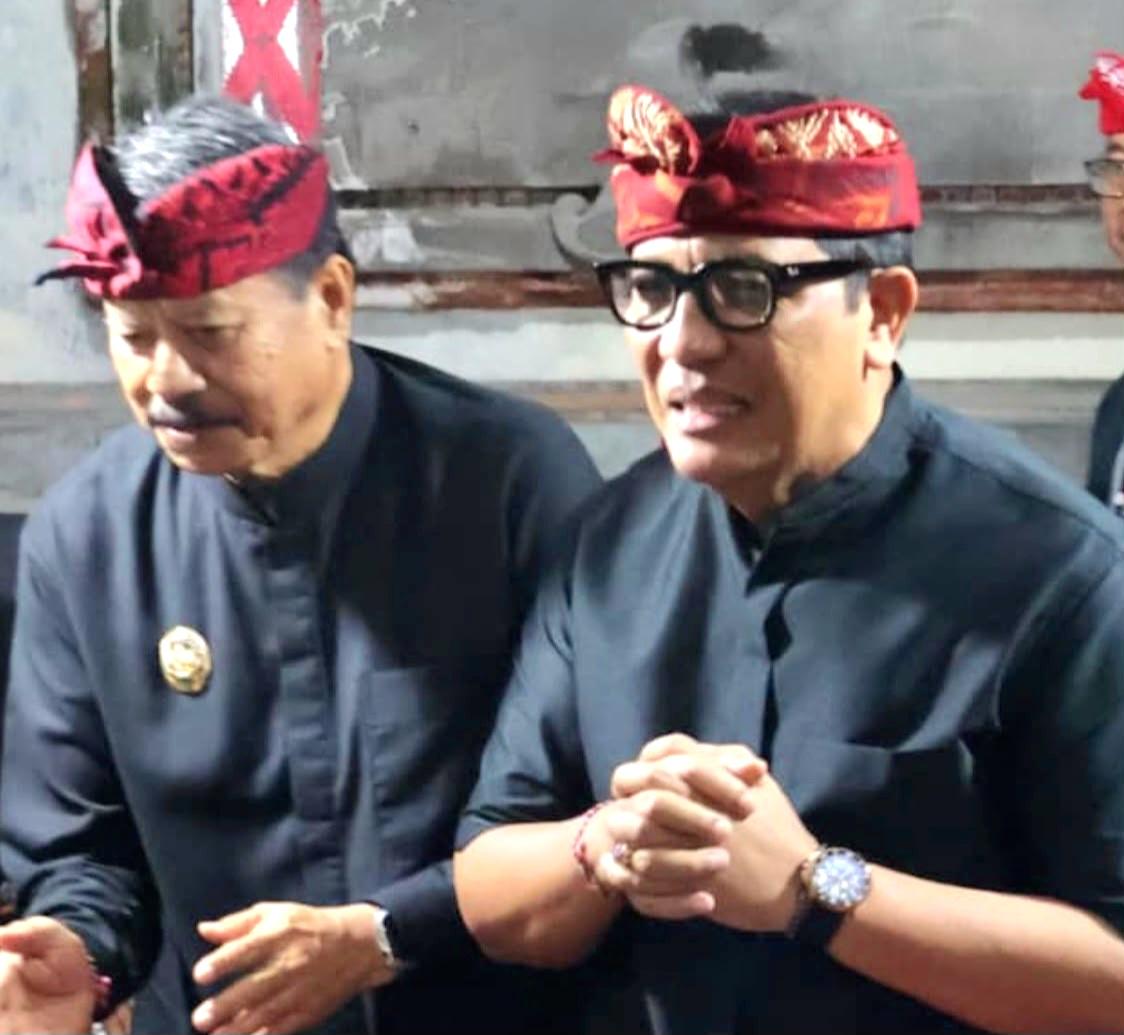 Bupati Tabanan I Komang Gede Sanjaya (kanan). (Balihotnews/red)
