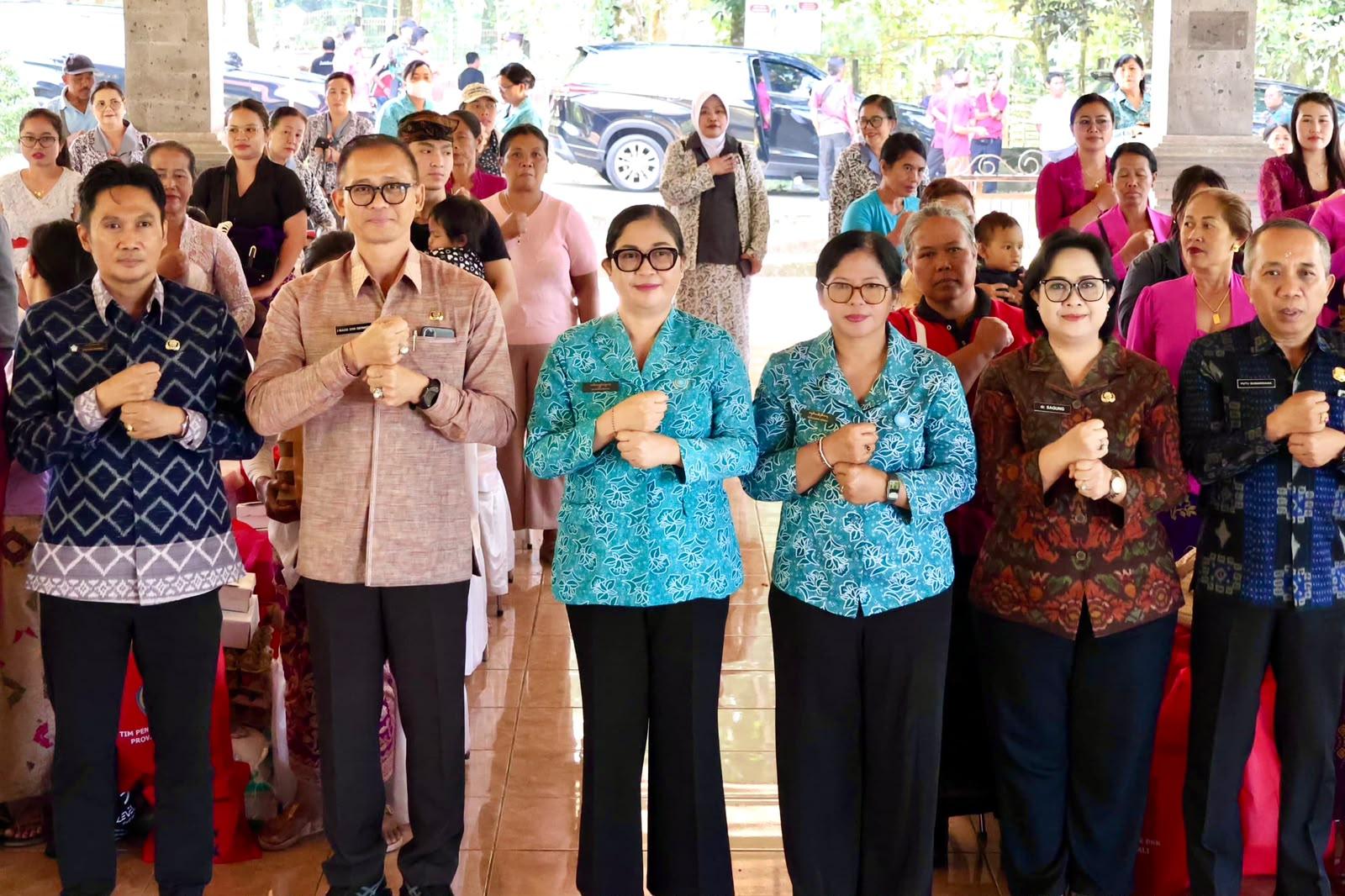 Ketua TP PKK Kabupaten Tabanan, Rai Wahyuni Sanjaya (ketiga kiri), menghadiri aksi sosial 'Bergerak dan Berbagi Tahap II' di Tabanan, Bali, Jumat (17/7/2026). (Balihotnews/red)