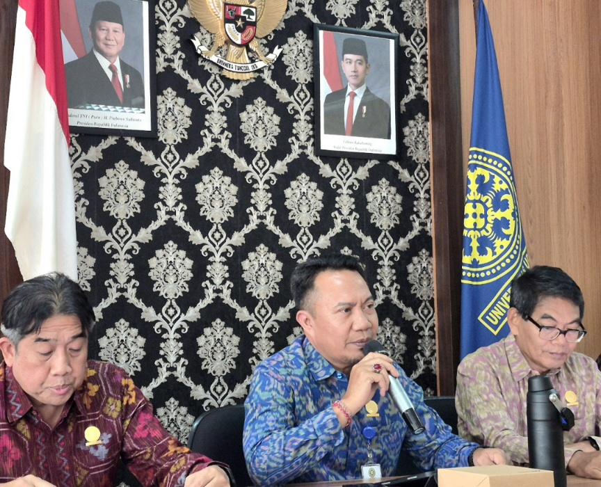 Rektor Universitas Udayana (Unud) Prof. Ir. I Ketut Sudarsana (tengah) saat memberikan keterangan terkait pembukaan 250 kuota beasiswa SKSS 2026 di Kampus Unud, Denpasar, Selasa (7/7/2026). (Balihotnews/dre)