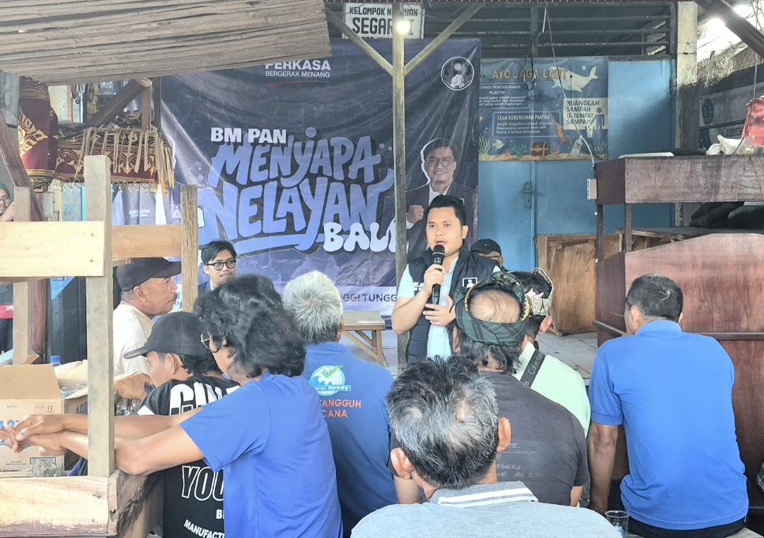 Ketum BM PAN Slamet Ariyadi berbincang dengan masyarakat nelayan Desa Kusamba, Klungkung, Jumat (24/7/2026). (Balihotnews/dre)