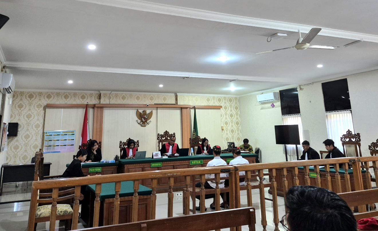 Terdakwa bapak dan anak dalam kasus dugaan penganiayaan ibu tiri menjalani sidang lanjutan dengan agenda pembacaan pleidoi di Pengadilan Negeri (PN) Denpasar, Kamis (13/8/2026). (Balihotnews/dre)
