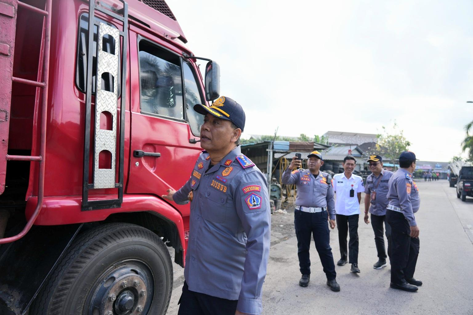 Petugas Dinas Perhubungan Badung menertibkan truk yang parkir liar di bahu Jalan Jaksa Agung R Soeprapto, kawasan Terminal Mengwi, Badung, Rabu (5/8/2026). (Balihotnews/red)