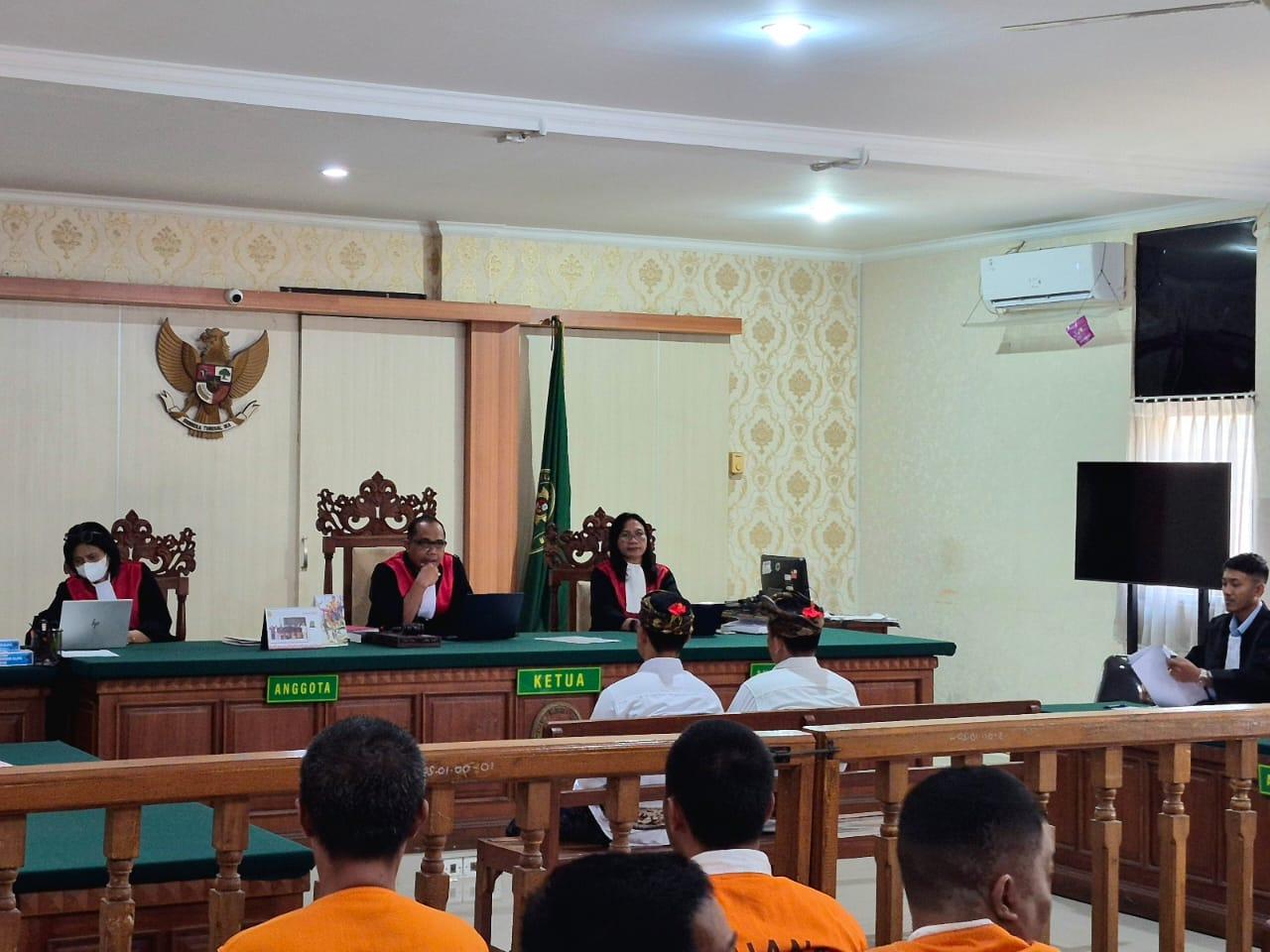 Suasana sidang lanjutan kasus dugaan penganiayaan berlatar sengketa warisan di PN Denpasar, Selasa (11/8/2026). (Balihotnews/dre)