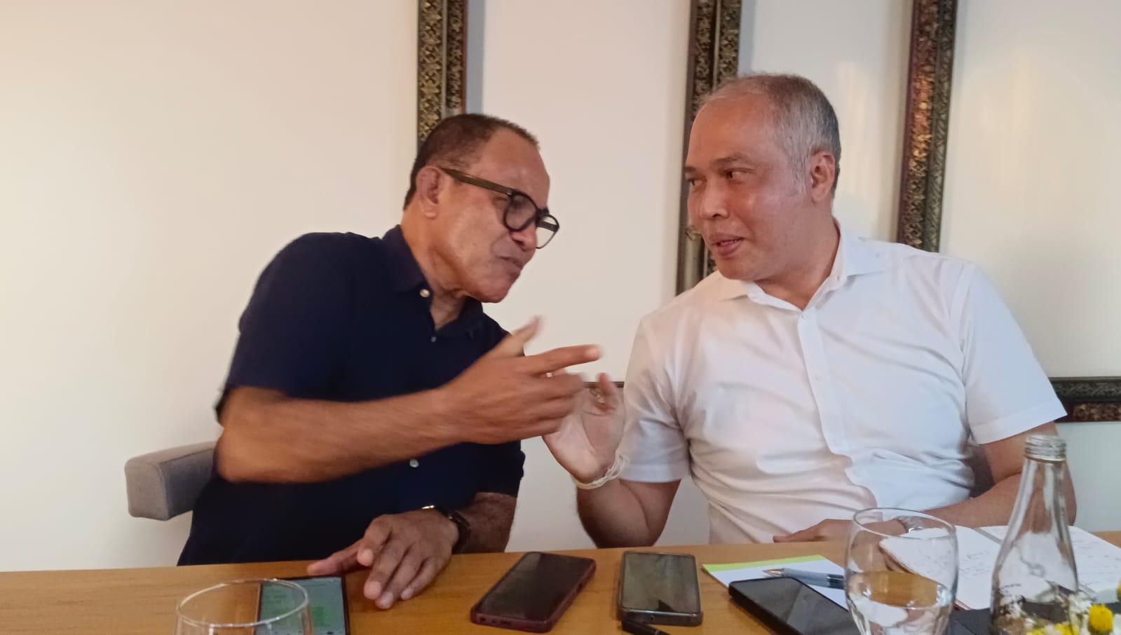 Wakil Ketua Umum DPP IHGMA Dr. Agus Made Yoga Iswara (kanan) berbincang dengan Kelompok Ahli Pembangunan Bali Dr. Agus Dei di Macca Villas, Seminyak, Badung, Sabtu (15/8/2026). (Balihotnews/red)