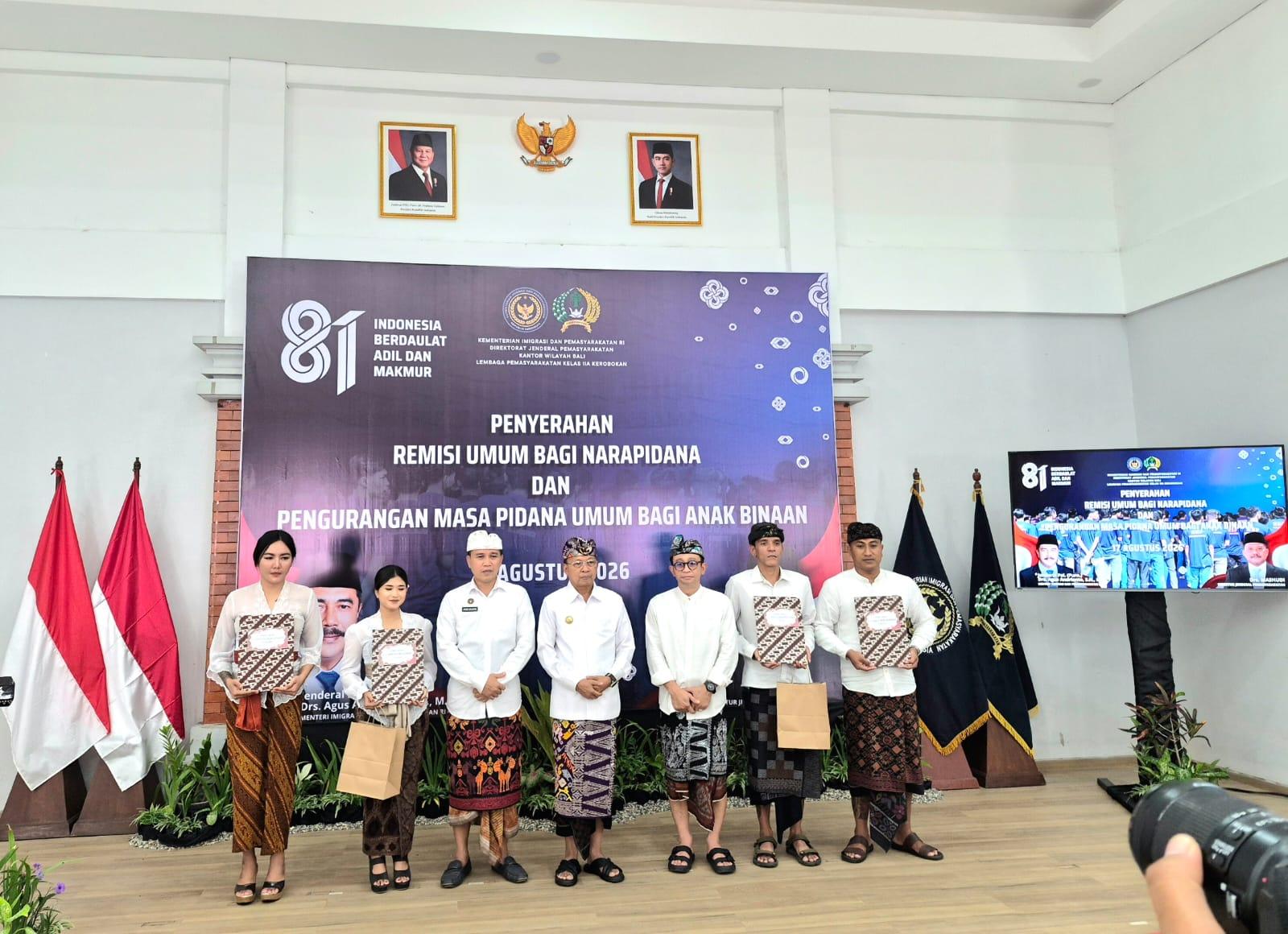 Gubernur Bali Wayan Koster (tengah) pada acara penyerahan simbolis remisi warga binaan se-Bali di Lapas Kerobokan, Badung, Senin (17/8/2026). (Balihotnews/dre)