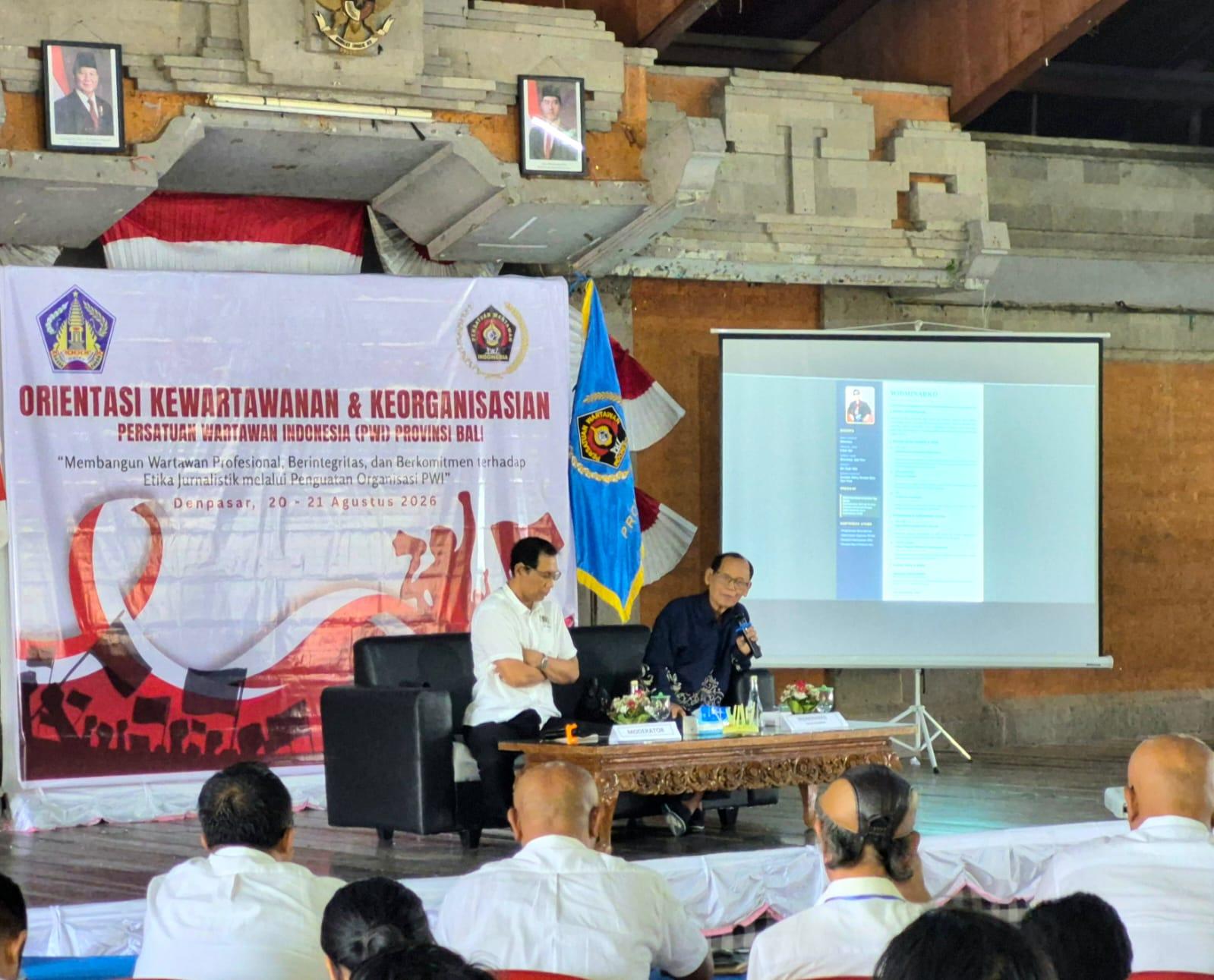 Tokoh pers Widminarko (kanan) menjadi narasumber dalam OKK PWI Bali di Denpasar, Kamis (20/8/2026). (Balihotnews/dre)