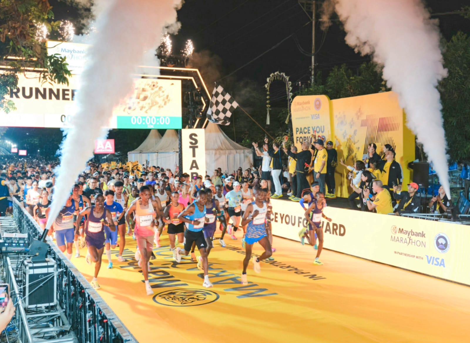Pelepasan (flag off) peserta kategori maraton ajang Maybank Marathon 2026 di Bali United Training Center, Gianyar, Minggu (23/8/2026). (Balihotnews/red)