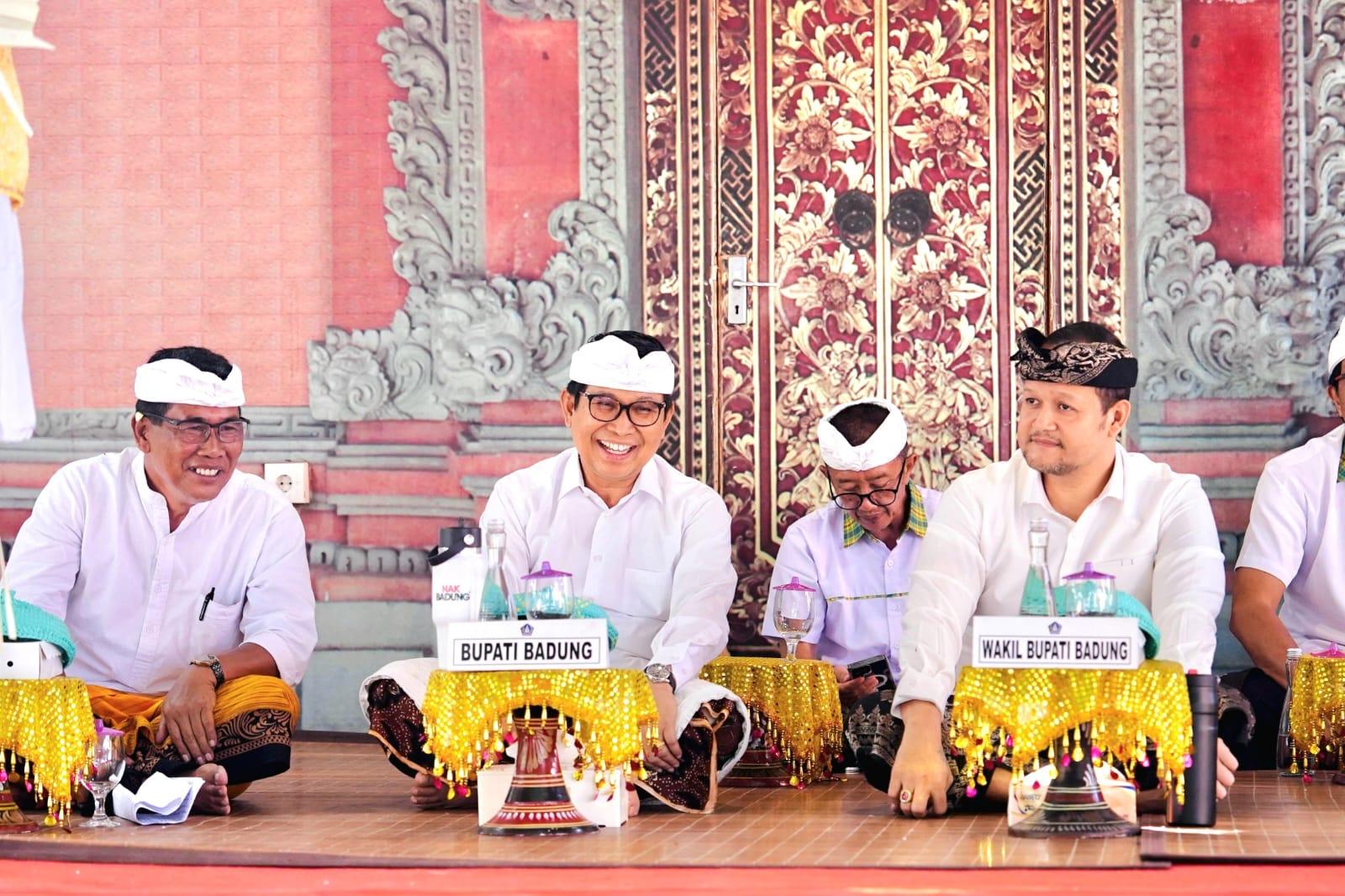 Bupati Badung I Wayan Adi Arnawa didampingi Wakil Bupati Bagus Alit Sucipta menghadiri Karya Manusa Yadnya dan Pitra Yadnya Massal di Desa Adat Kwanji, Mengwi, Selasa (25/8/2026). (Balihotnews/red)