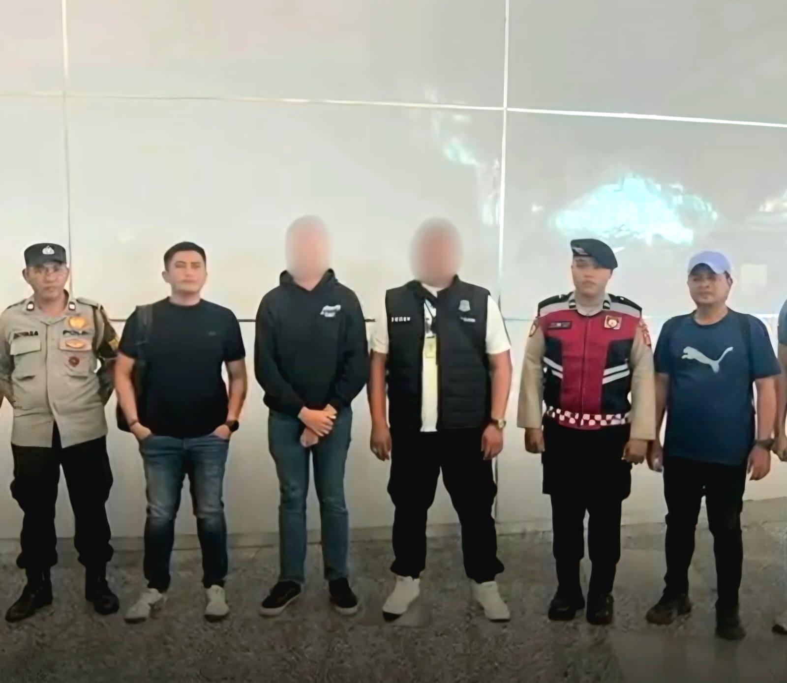 Petugas gabungan meringkus WN Australia berinisial BA (tiga dari kiri) di Bandara Internasional I Gusti Ngurah Rai, Selasa (25/8/2026). BA dicegat saat hendak kabur ke negaranya. (Balihotnews/Ist)