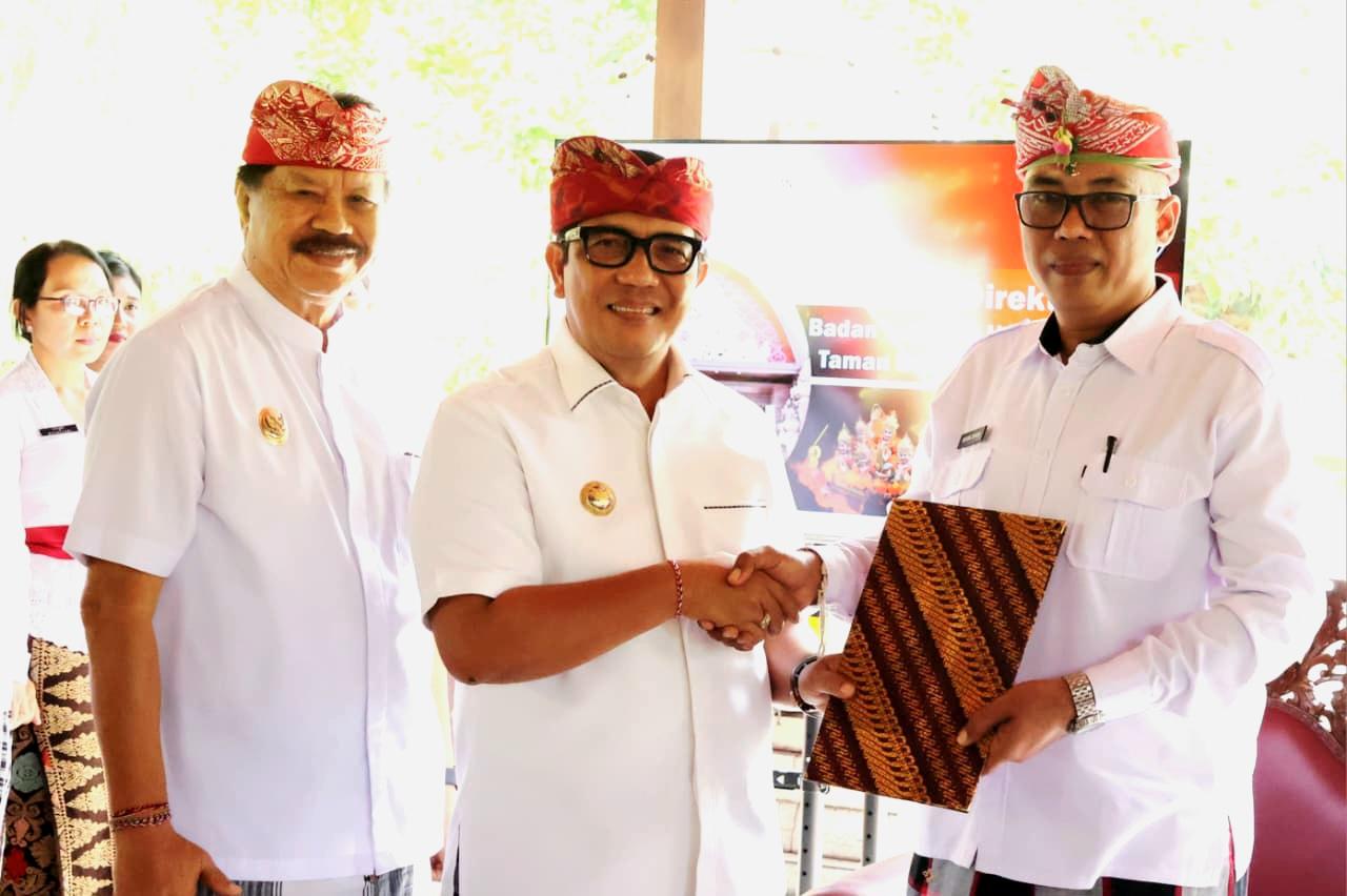 Bupati Tabanan I Komang Gede Sanjaya (tengah) dan Wakil Bupati I Made Dirga (kiri) berfoto bersama I Gusti Gede Krishagung Sunda Dewata Putra (kanan) usai pelantikan Direktur BLUD Taman Budaya di Wantilan Singasana RJ Bupati, Tabanan, Kamis (13/8/2026). (Balihotnews/red)