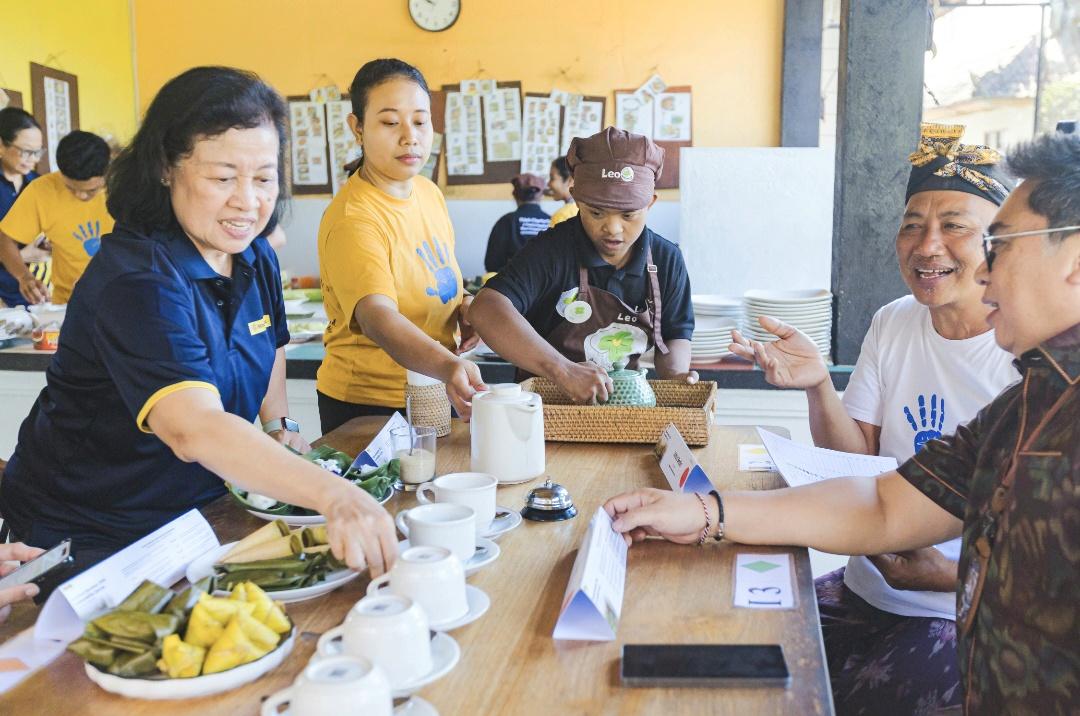 Aktivitas penyandang disabilitas menyiapkan hidangan untuk peserta Maybank Marathon Sustainability Day di Piduh Charity Cafe, Gianyar, Jumat (21/8/2026). (Balihotnews/red)