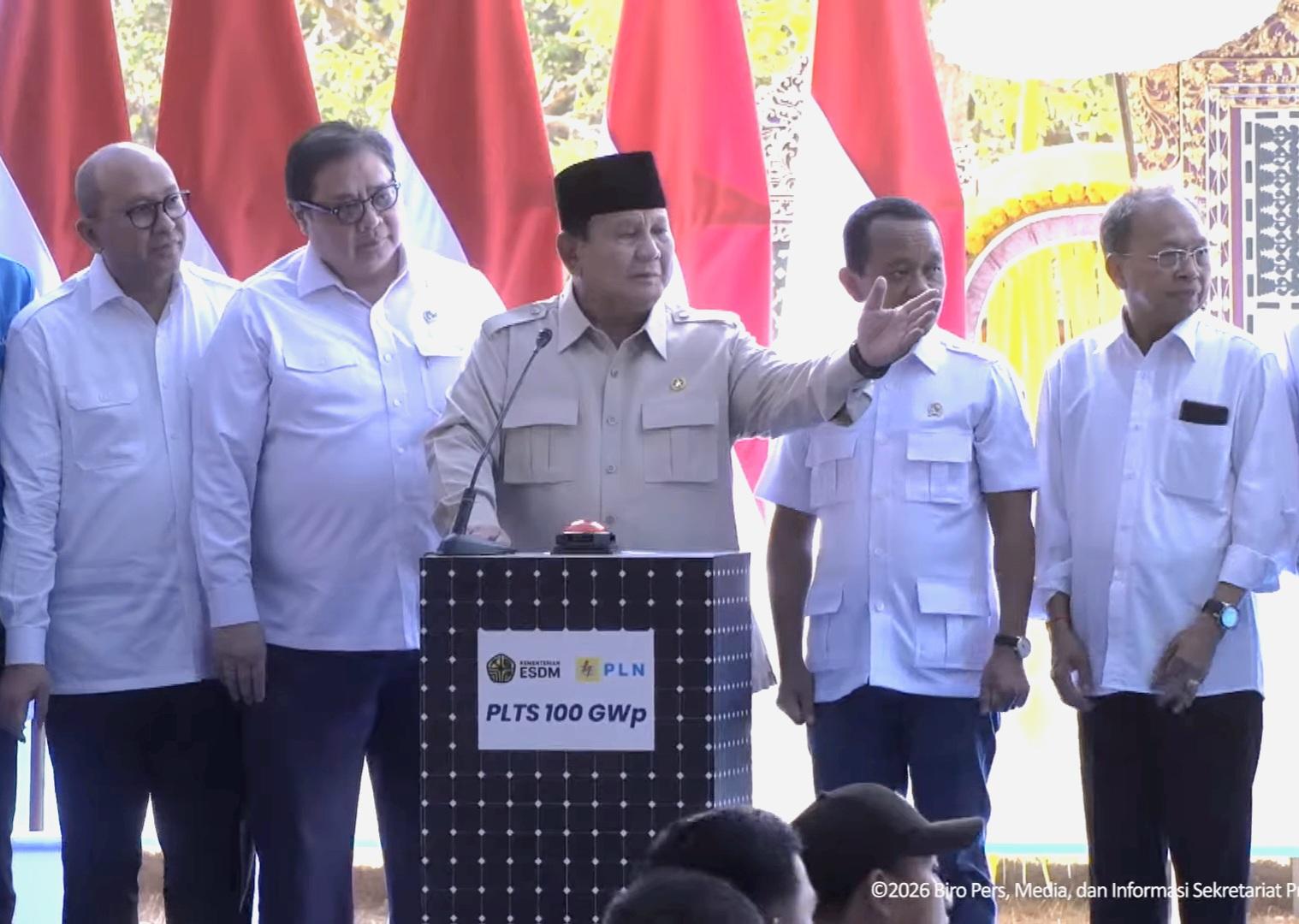 Presiden RI Prabowo Subianto (tengah) didampingi Gubernur Bali Wayan Koster (ujung kanan) beserta sejumlah pejabat terkait meresmikan PLTS Gilimanuk di Jembrana, Bali, Selasa (25/8/2026). (Balihotnews/Biro Pers Sekretariat Presiden)