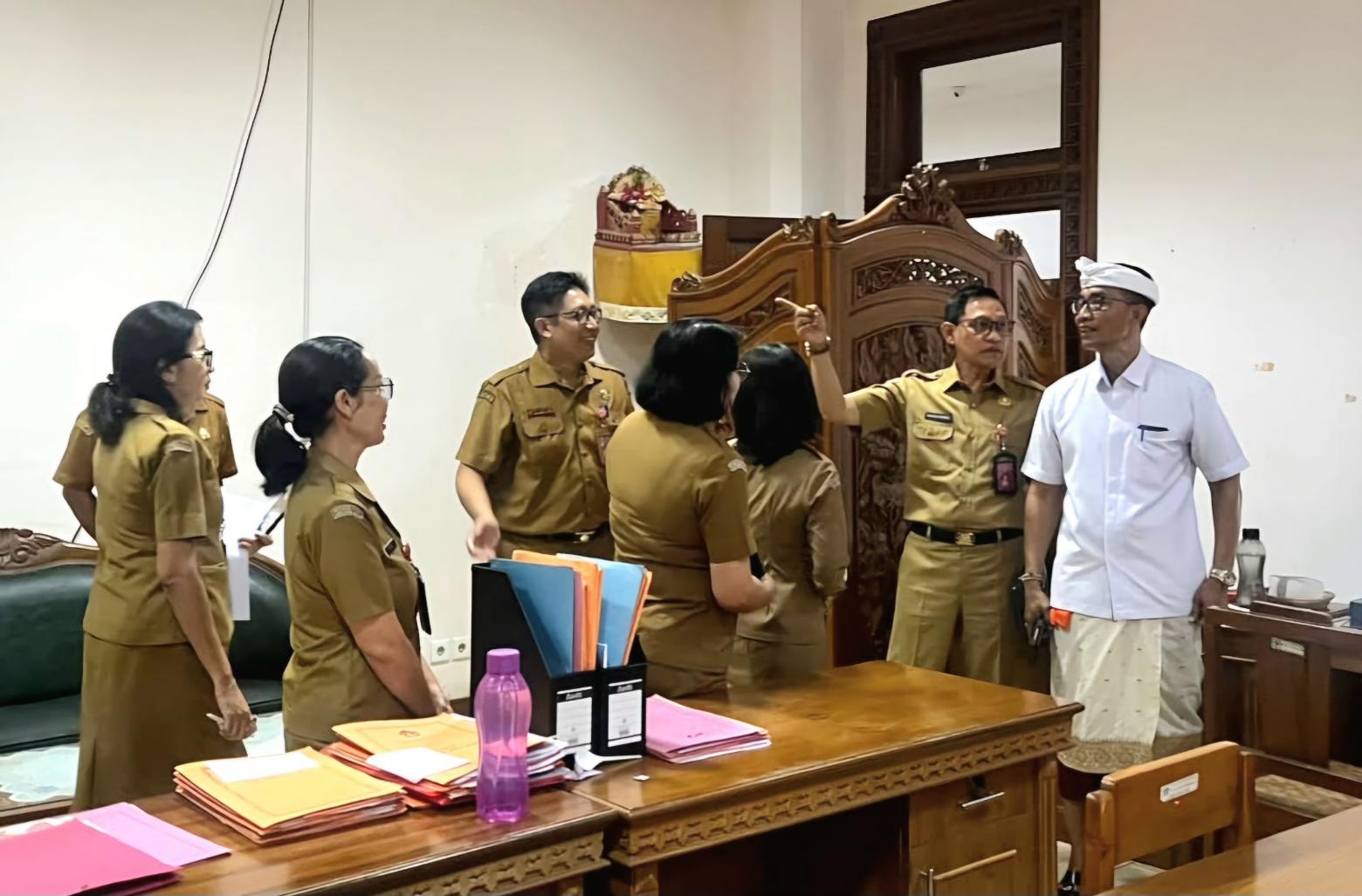 Asisten Administrasi Umum Setda Badung I Wayan Wijana bersama Kepala BKPSDM I Wayan Putra Yadnya menggelar inspeksi mendadak (sidak) jam kerja ASN di lingkungan Puspem Badung, Senin (3/8/2026). (Balihotnews/red)