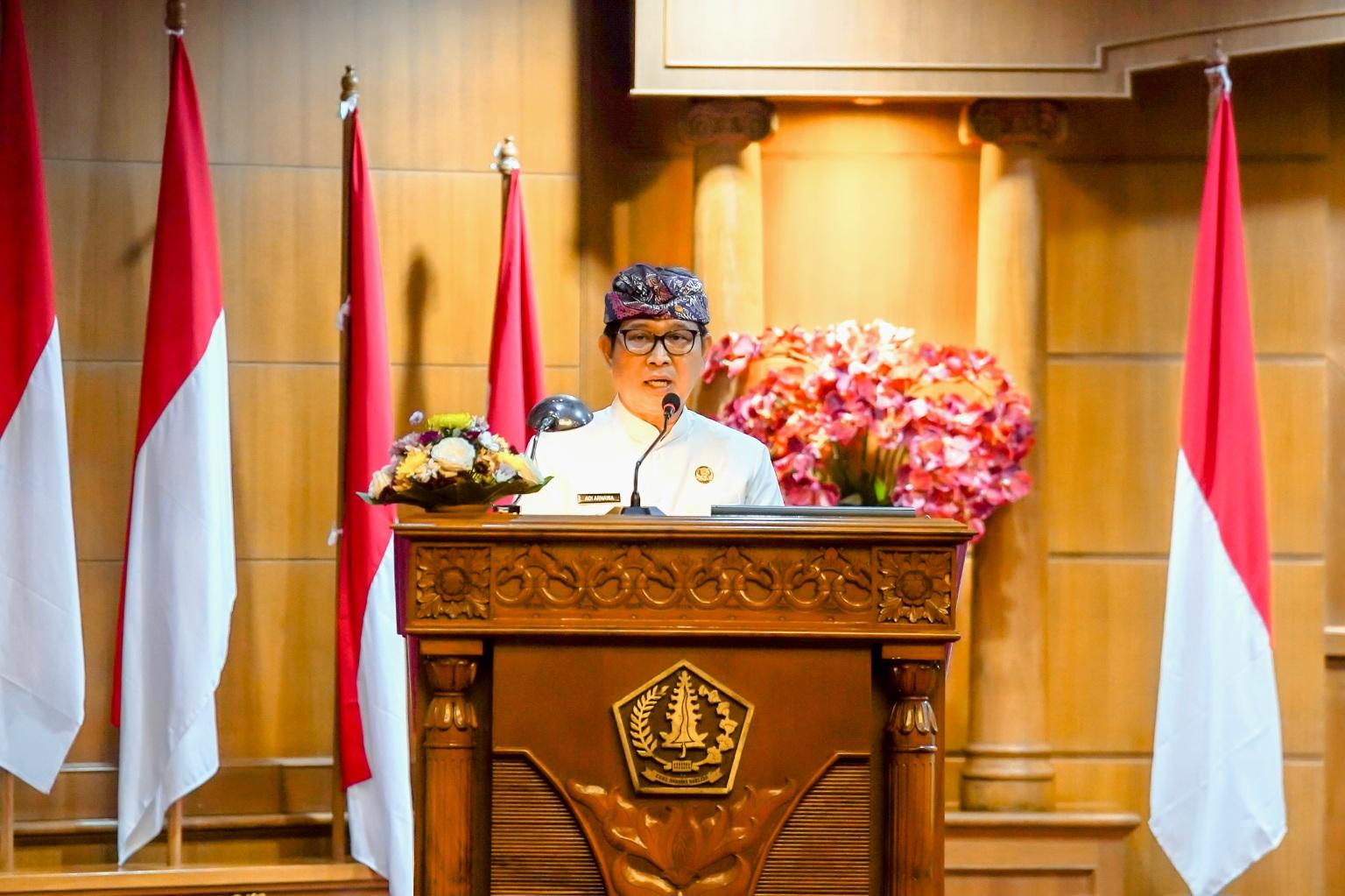 Bupati Badung Wayan Adi Arnawa memberikan penjelasan dalam Rapat Paripurna Masa Persidangan Pertama di Ruang Gosana, Gedung DPRD Badung, Kamis (6/8/2026). (Balihotnews/red)