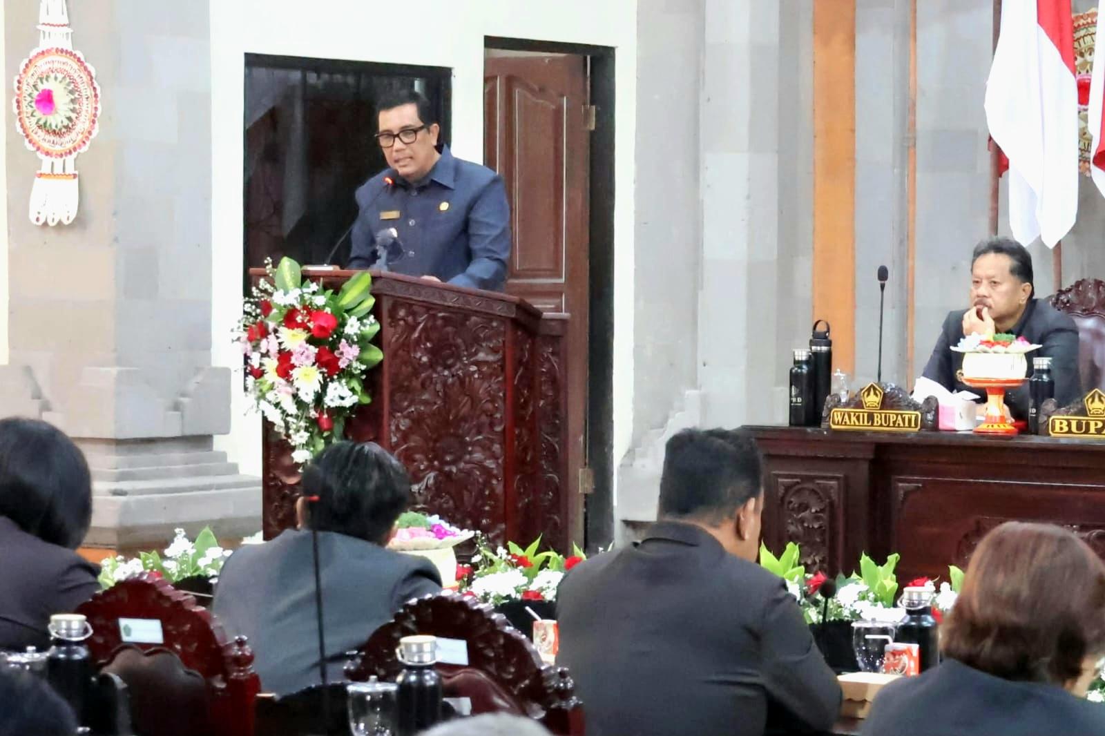 Momen Bupati Tabanan I Komang Gede Sanjaya saat memberikan sambutan dalam Rapat Paripurna ke-12 di Gedung DPRD Tabanan, Senin (21/9/2026). (Balihotnews/red)