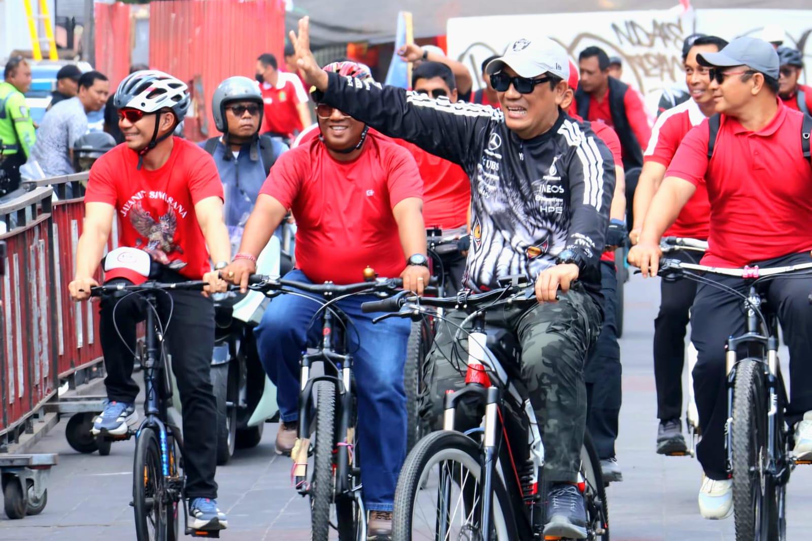 Tinjau penataan wajah kota, Bupati Tabanan I Komang Gede Sanjaya gowes bareng komunitas keliling Tabanan, Jumat (4/9/2026). (Balihotnews/red)
