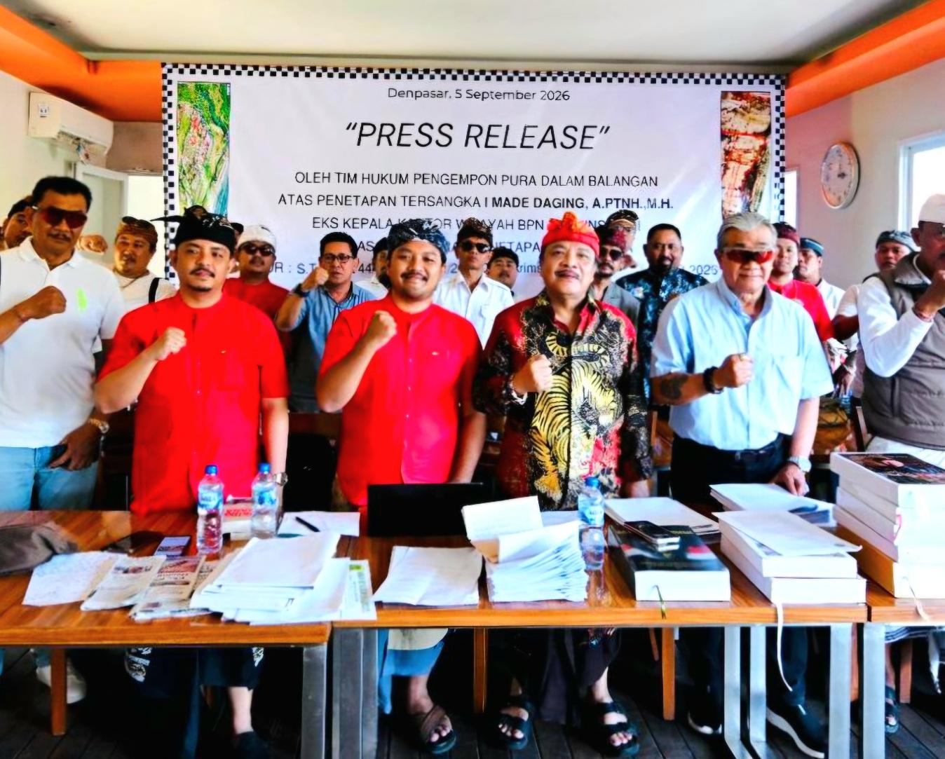 Tim kuasa hukum Pengempon Pura Dalam Balangan, Harmaini Idris Hasibuan (tengah-red) memberikan keterangan pers terkait status tersangka eks Kakanwil BPN Bali I Made Daging, di Denpasar, Sabtu (5/9/2026). (Balihotnews/red)