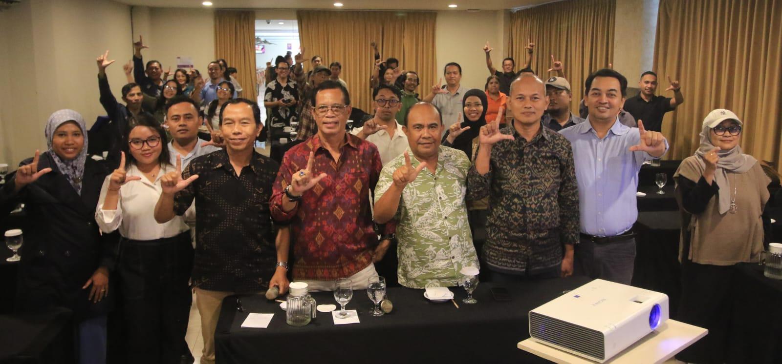 Pembicara Emanuel Dewata Oja (5 dari kiri), IbnuYunianto (2 dari kanan) dan peserta berfoto bersama di akhir acara. (balhotnews/istimewa)