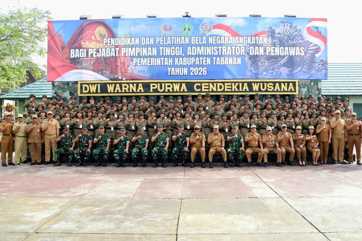 Ratusan pejabat Pemkab Tabanan mengikuti Pendidikan dan Pelatihan Bela Negara di Mako Rindam IX/Udayana, Kediri, Tabanan, Bali, Senin (7/9/2026). Pelatihan pola asrama ini digelar pada 6–11 September 2026 untuk memperkuat kedisiplinan aparatur. (Balihotnews/red)