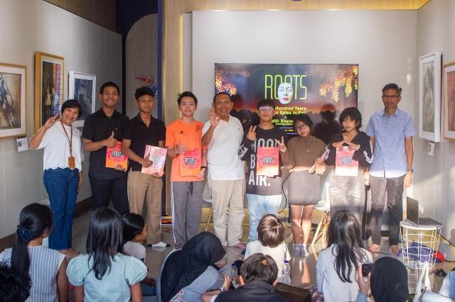 Suasana berbagi pengalaman dan diskusi setelah pemutaran Film Roots di Zumen Art Studio Surabaya (6/9/2026). (balihotnews/Zumen Art Studio Surabaya)