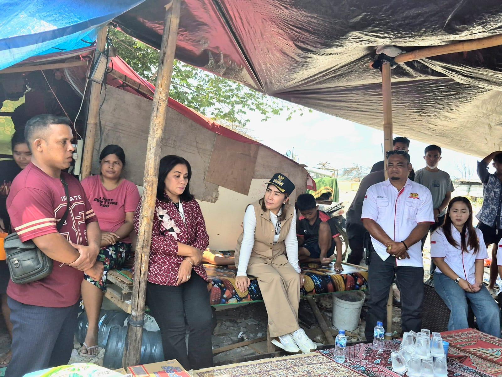Bupati Sumba Barat Daya Ratu Wulla (tengah) menyalurkan bantuan kepada warganya yang menjadi korban kebakaran bedeng di Jalan Nakula, Denpasar, Rabu (9/9/2026). Ia didampingi Kadis Pendidikan SBD Paulina K. Maghu dan Ketum IKSBD Bali Samuel Sairo Kalumbang (kanan). (Balihotnews/dre)