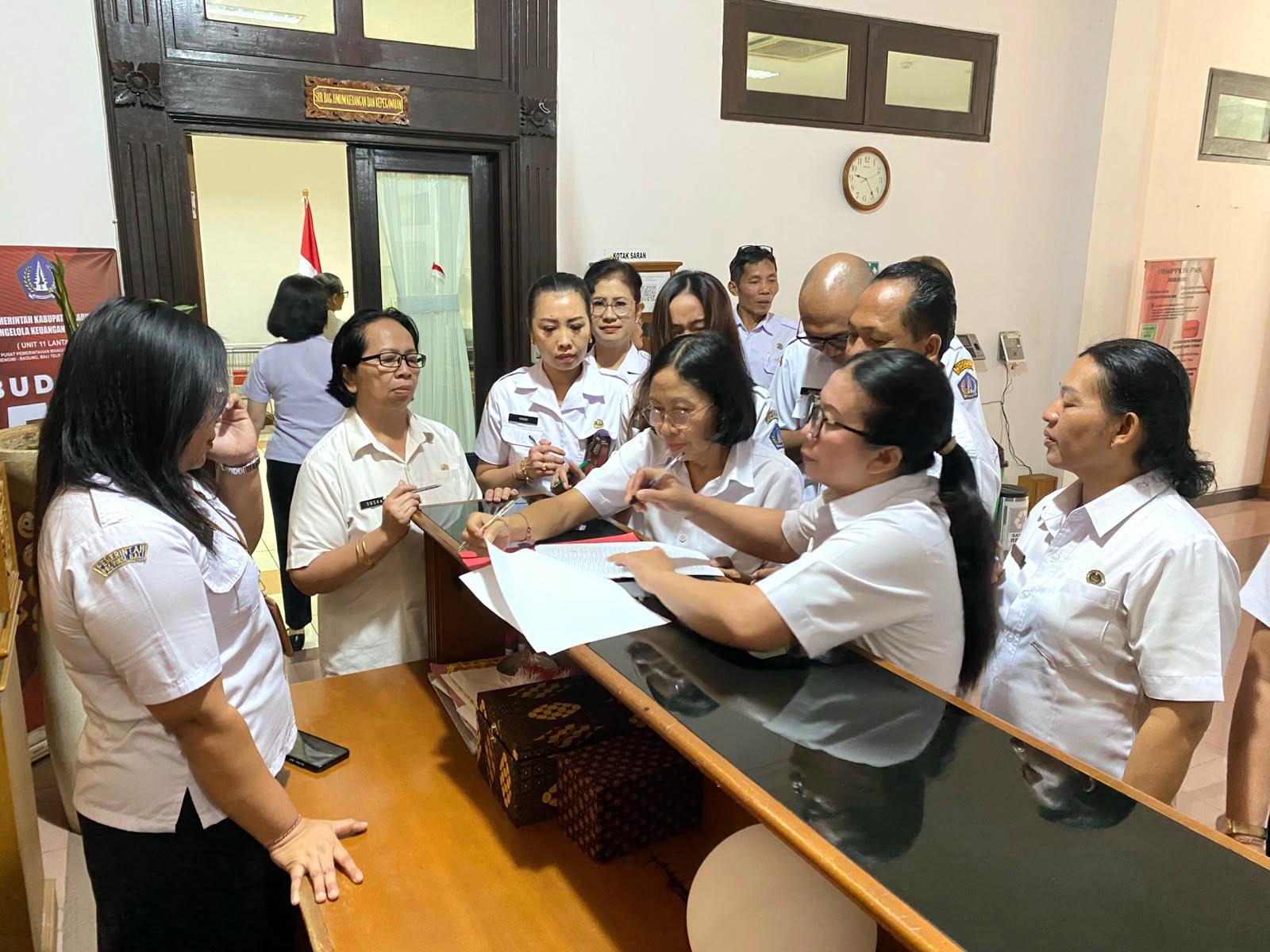 Suasana saat Tim Disiplin Pemkab Badung melakukan sidak ASN di kantor Dinas PUPR dan BPKAD, Rabu (9/9/2026). (Foto: Balihotnews/Istimewa)