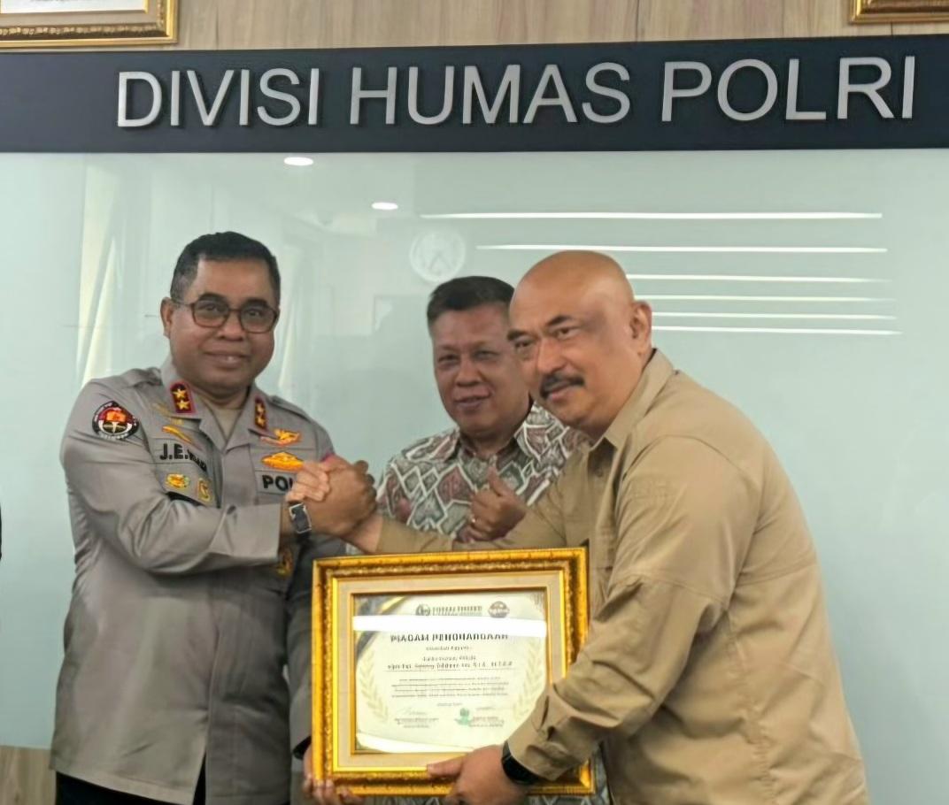 Jajaran Forum Pimpinan Redaksi Multimedia Indonesia (Forum Pimred) saat diterima oleh Kepala Divisi Humas Polri, Irjen Pol. Dr. Jhonny Eddizon Isir, dalam pertemuan pembahasan perlindungan wartawan di Kantor Divisi Humas, Mabes Polri, Jakarta, Jumat (11/9/2026). (Foto: Balihotnews/Istimewa)