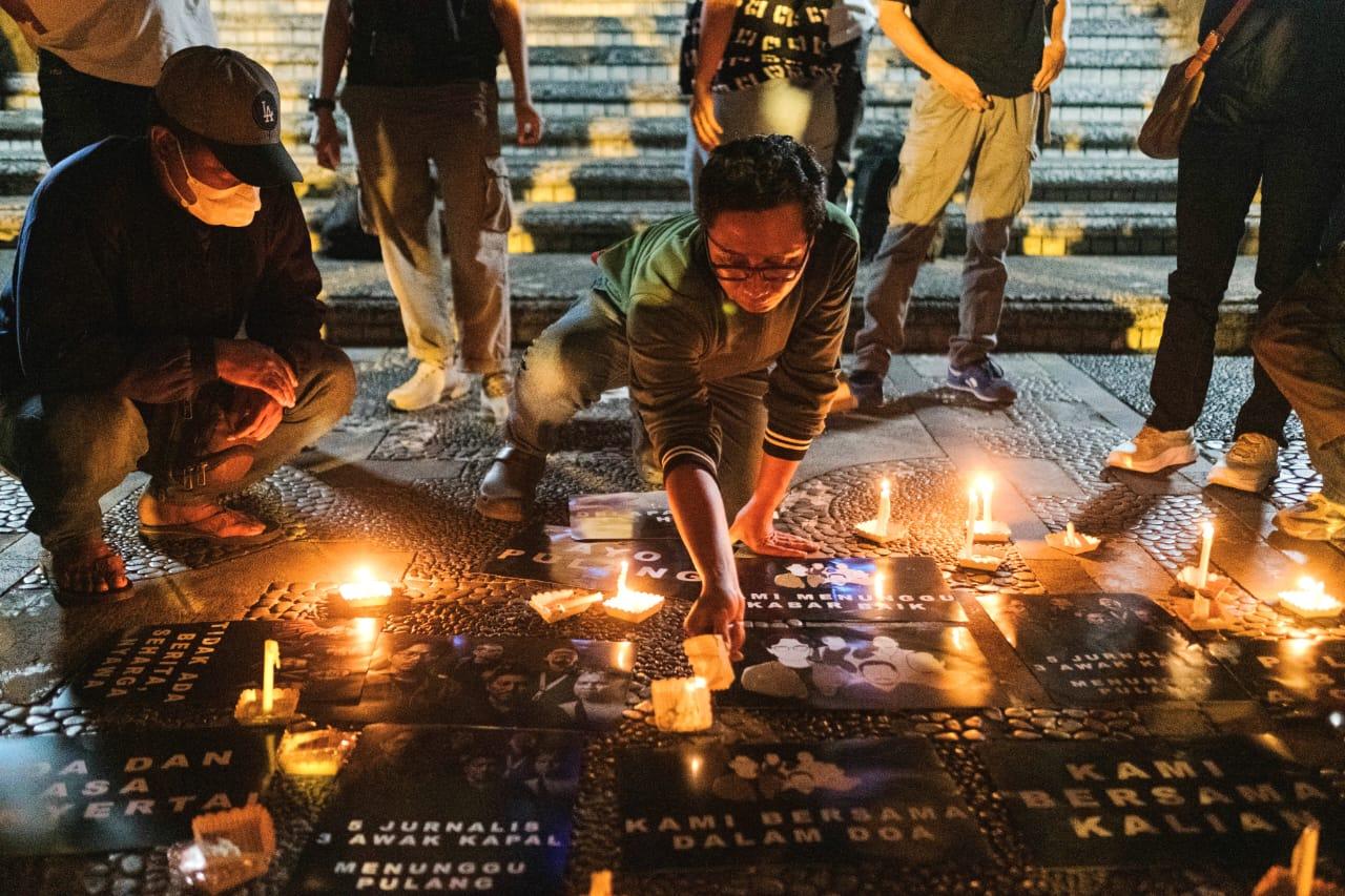 Doa bersama dan aksi nyala lilin jurnalis Bali di Monumen Bajra Sandhi, Denpasar, Minggu (13/9/2026). Mereka mendoakan 5 rekan wartawan dan 3 awak kapal yang hilang kontak di Selat Sunda sejak Senin (7/9/2026). (Balihotnews/Anggara Mahendra - PFI Denpasar)
