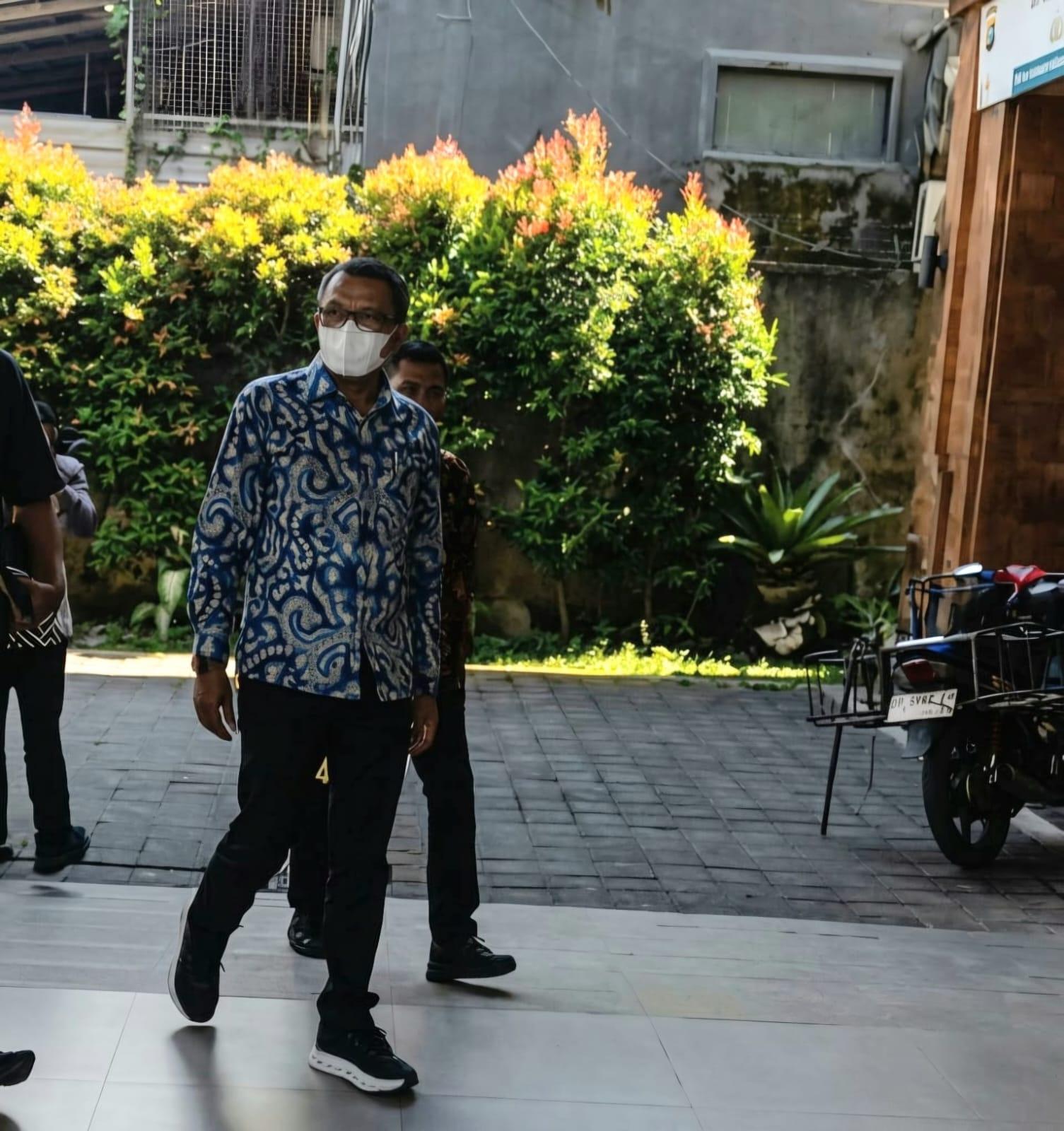 Mantan Kepala Kantor Wilayah (Kanwil) Badan Pertanahan Nasional (BPN) Provinsi Bali, I Made Daging, memenuhi panggilan penyidik Ditreskrimsus Polda Bali, Rabu (16/9/2026). (Balihotnews/red)