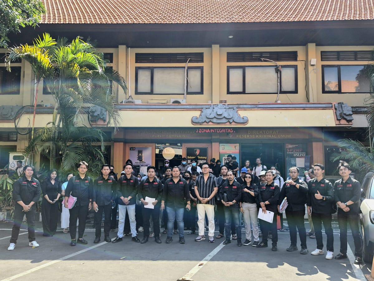 Puluhan korban dugaan penipuan investasi emas senilai Rp 7 miliar didampingi LBH Relawan Advokasi Nusantara saat membuat laporan pengaduan di Mapolda Bali, Denpasar, Sabtu (19/9/2026). (Balihotnews/dre)