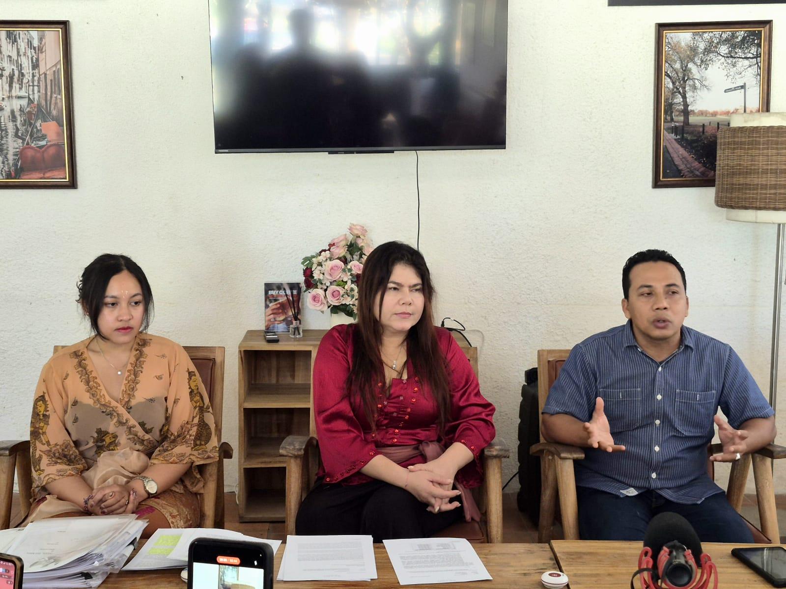 Kuasa Hukum PT Detiga Neano Resort Bali Pande Putu Maya Arsanti (tengah) bersama I Nengah Jimat (kanan) dalam jumpa pers di Denpasar, Minggu (20/9/2026). (Balihotnews/dre)