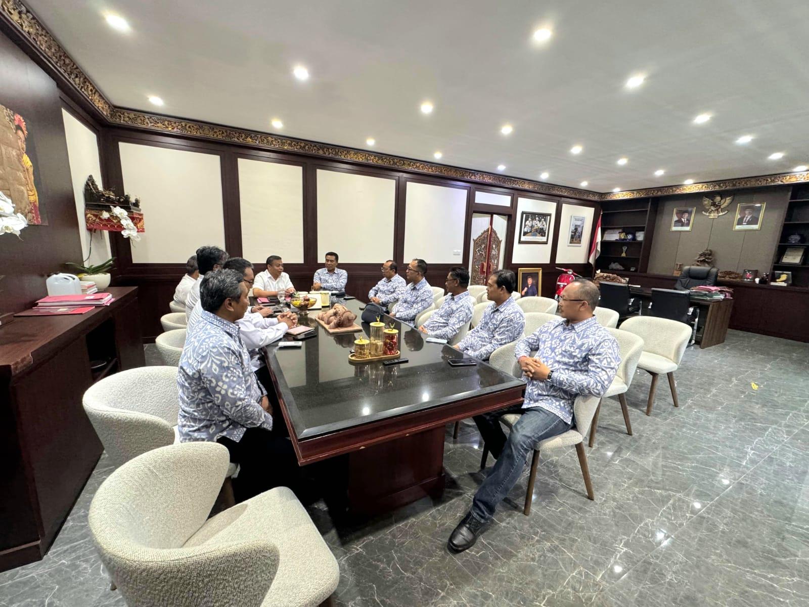 Audiensi jajaran DPD ASITA Bali dengan Sekretaris Daerah (Sekda) Gianyar I Gusti Bagus Adi Widya Utama membahas rencana MoU pariwisata, Rabu (23/9/2026). (Balihotnews/red)
