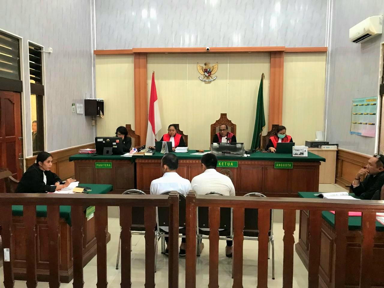 Dua terdakwa kasus dugaan kepemilikan sabu, Er Tri Hart (28) dan Riv (30), menjalani sidang lanjutan di Pengadilan Negeri (PN) Denpasar, Kamis (24/9/2026). (Balihotnews/dre)