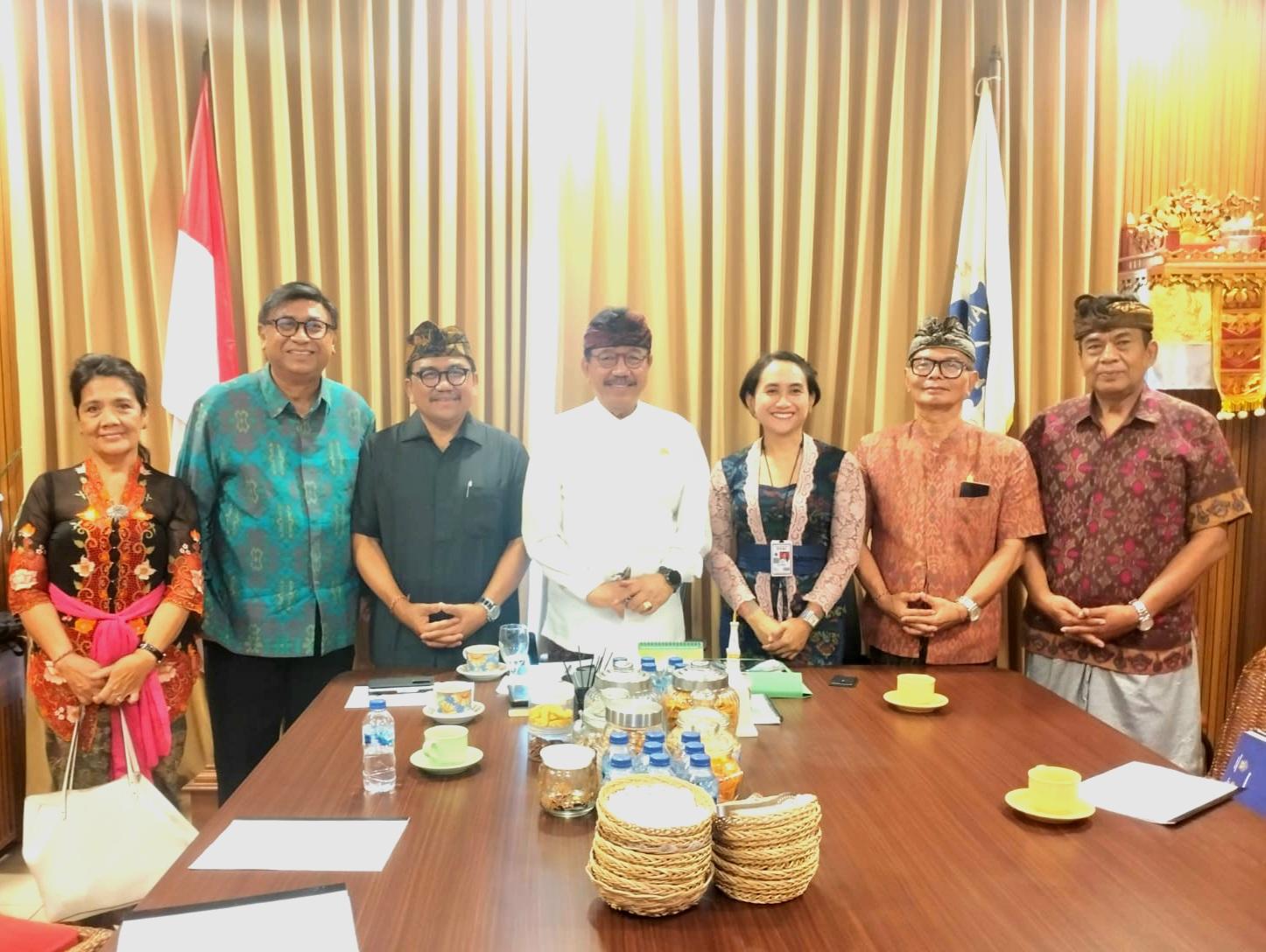 Ketua PHRI Bali Cok Ace (tengah) menerima audiensi Panitia Pelaksana THK Awards 2026 di Denpasar, Kamis (22/9/2026). (Balihotnews/red)