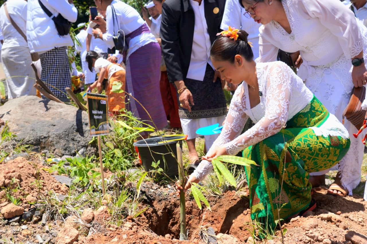 Wakil Menteri Pariwisata (Wamenpar) RI Ni Luh Puspa menanam pohon secara simbolis saat peluncuran Gerakan Bambuloka di kawasan Pura Lempuyang Madya, Karangasem, Sabtu (26/9/2026). (Balihotnews/red)