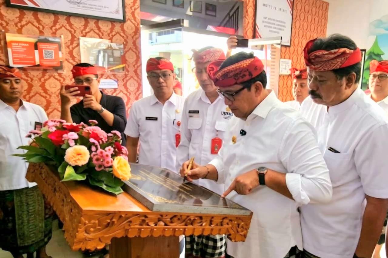 Momen Bupati Tabanan I Komang Gede Sanjaya meresmikan Gedung BKPSDM Kabupaten Tabanan yang baru, Jumat (25/9/2026). (Balihotnews/red)