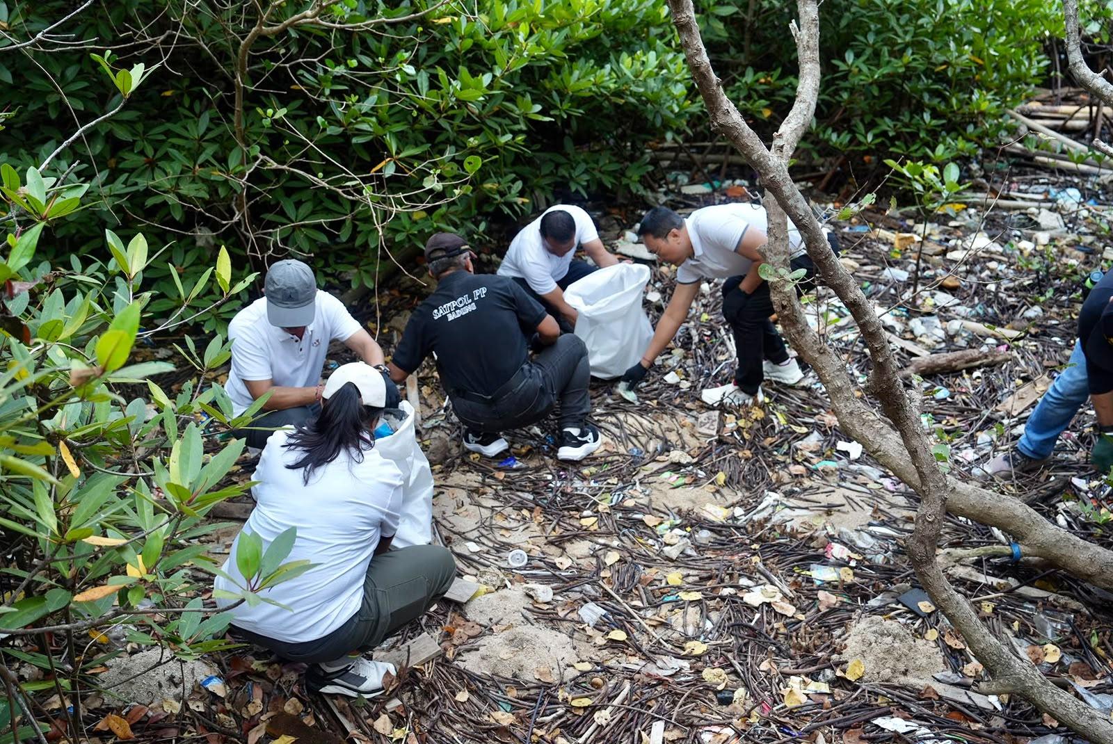 Suasana aksi bersih sampah yang diinisiasi Pemkab Badung di kawasan hutan mangrove Pantai Telaga Waja, Kuta Selatan, Bali, Jumat (25/9/2026). (Balihotnews/red)