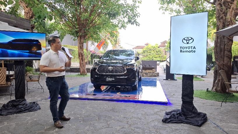 T Intouch Business Development Head, Fatih Rahmaditio saat menjelaskan fitur Toyota Remote pada Innova Zenix. (dok: rahma)
