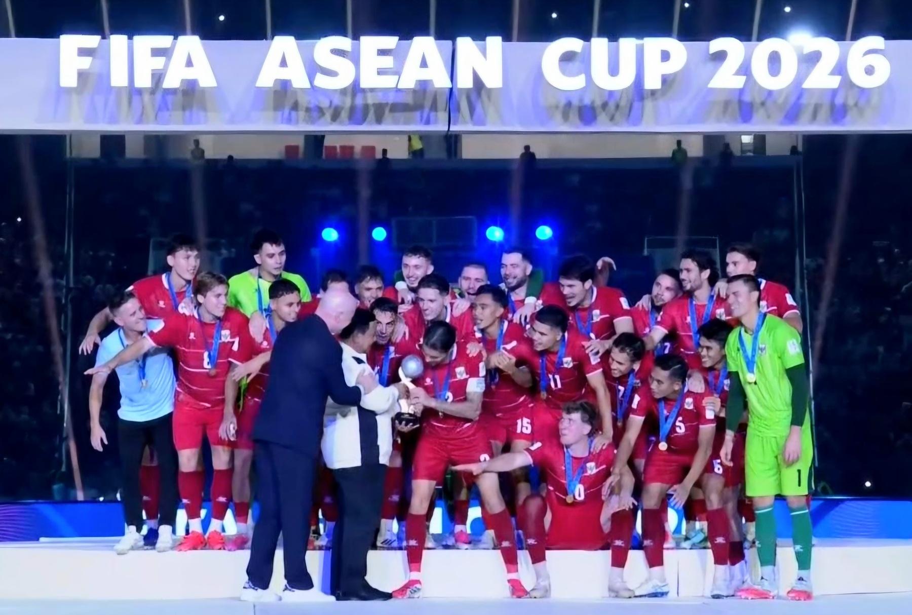 Presiden RI Prabowo Subianto didampingi Presiden FIFA Gianni Infantino menyerahkan trofi juara FIFA ASEAN Cup 2026 kepada skuad Timnas Indonesia di SUGBK, Jakarta, Senin (5/10/2026) malam. (Balihotnews/Ist)