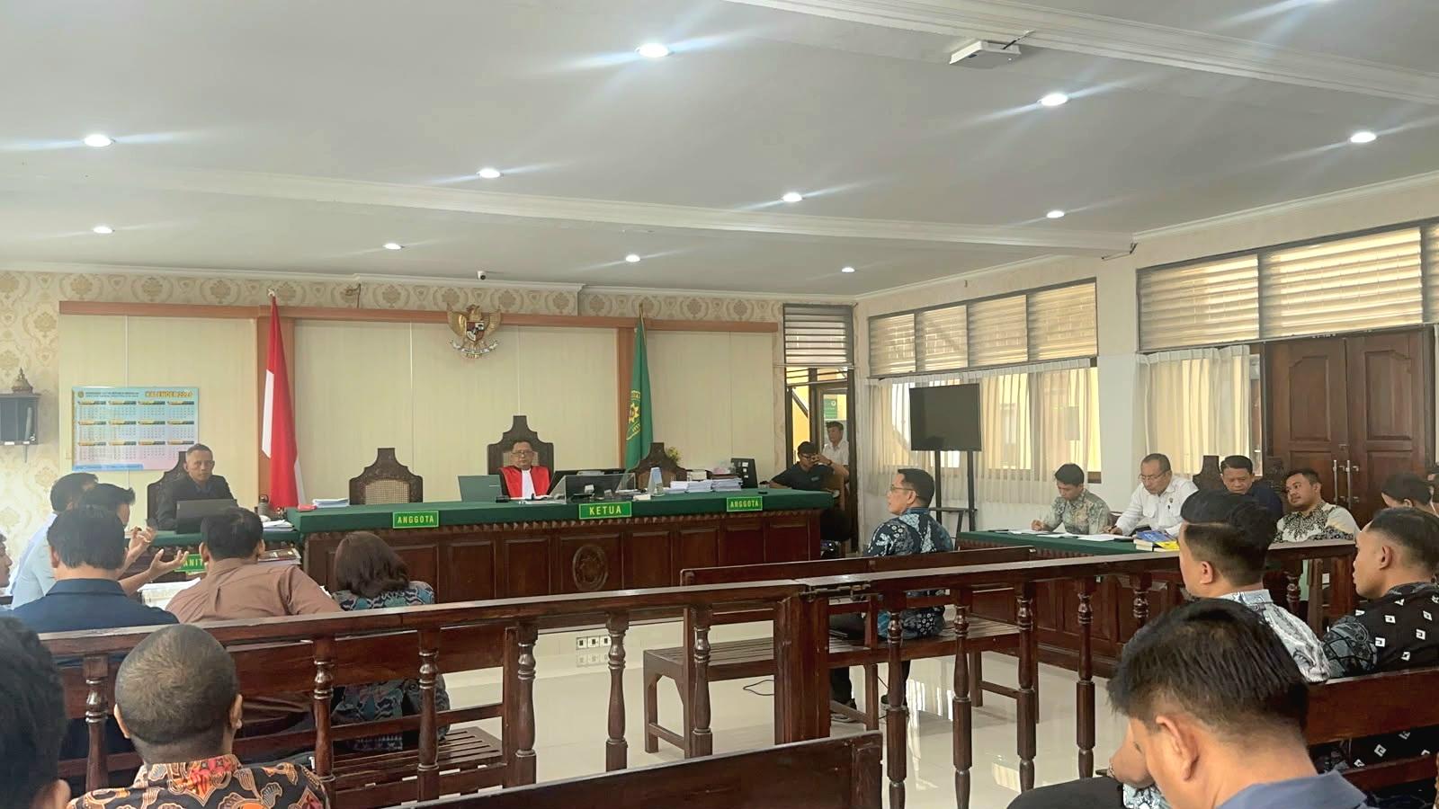 Sidang lanjutan praperadilan eks Kepala BPN Bali melawan Polda Bali beragendakan duplik dan keterangan ahli di Pengadilan Negeri Denpasar, Jumat (9/10/2026). (Balihotnews/red)