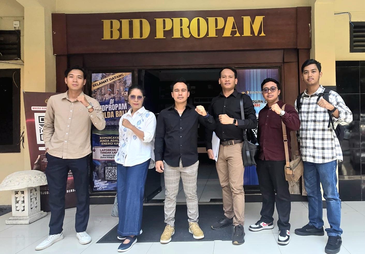 Tim kuasa hukum eks Kepala BPN Bali I Made Daging yang dipimpin I Made 'Ariel' Suardana (tengah) saat mendatangi Gedung Propam Polda Bali, Denpasar, Sabtu (10/10/2026). (Balihotnews/dre)