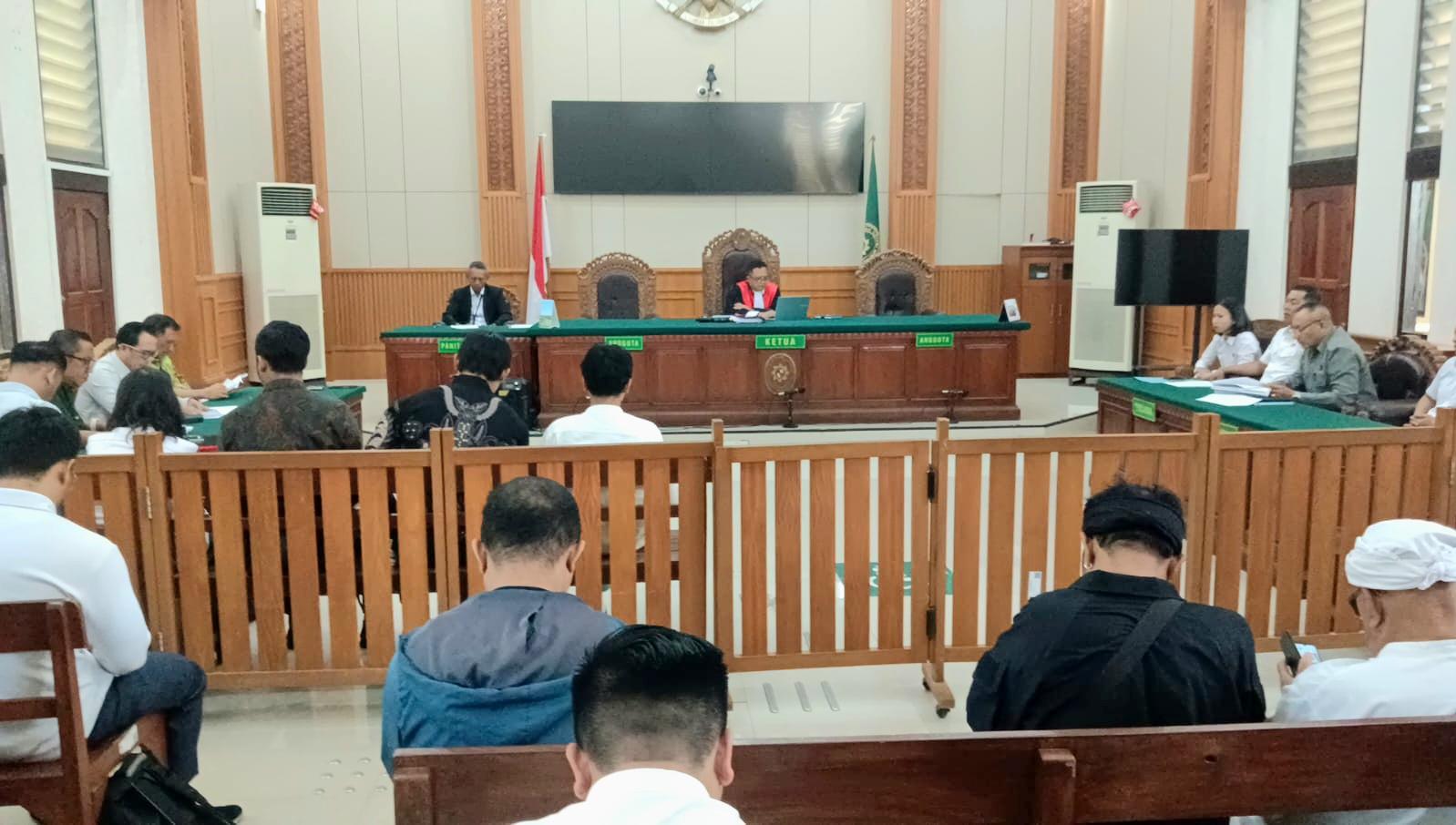 Suasana penyerahan dokumen kesimpulan dalam sidang praperadilan eks Kepala BPN Bali I Made Daging di PN Denpasar, Senin (12/10/2026). (Balihotnews/red)