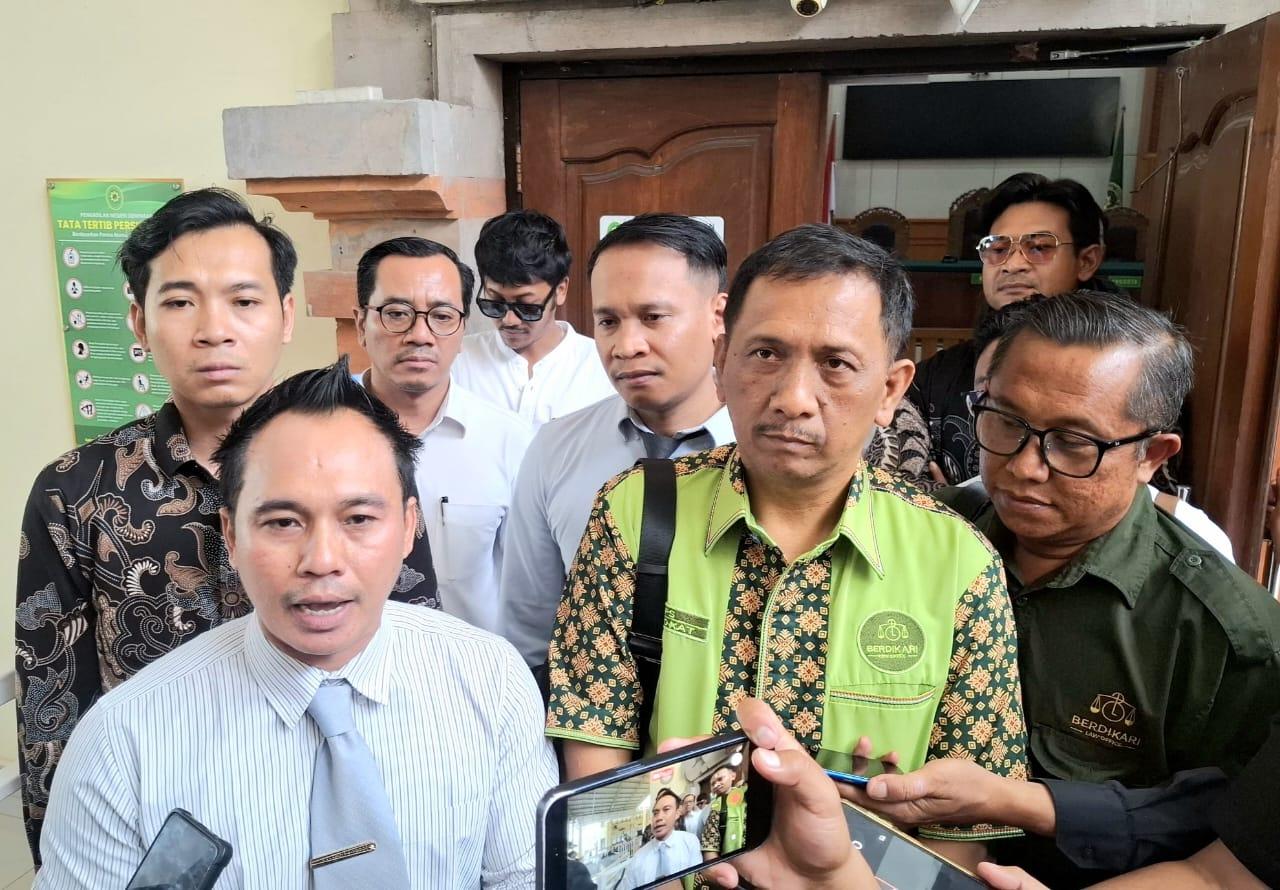 Tim kuasa hukum eks Kepala BPN Bali I Made Daging, yakni I Made 'Ariel' Suardana (kiri), Gede Pasek Suardika (tengah), dan Kadek Cita Ardana Yudi, seusai sidang di PN Denpasar, Senin (12/10/2026). (Balihotnews/red)