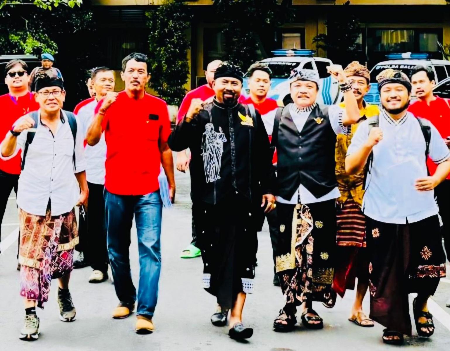 Kuasa Hukum Pengempon Pura Dalam Balangan Harmaini Idris Hasibuan (ketiga dari kanan) bersama timnya saat menyampaikan sikap hukum terkait sengketa tanah Pura Balangan. (Balihotnews/Ist)