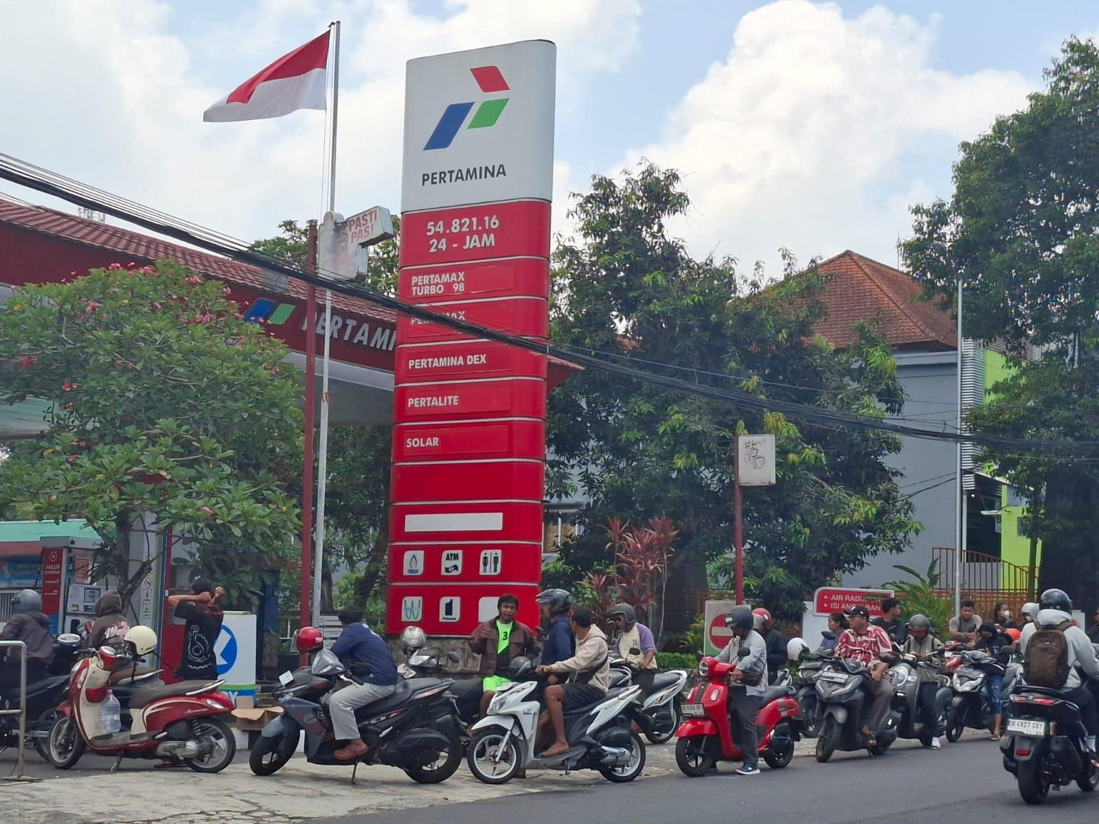 Pemandangan antrean panjang hingga memakan badan jalan di salah satu SPBU di Bali, Jumat (16/10/2026). Imbas penumpukan ini, pemerintah resmi menerapkan aturan ganjil-genap dan membatasi kuota BBM mobil maksimal 20 liter mulai Sabtu (17/10/2026) (Balihotnews/red)