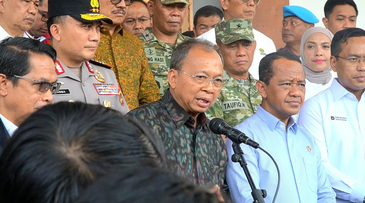 Gubernur Bali Wayan Koster bersama Menteri ESDM Bahlil Lahadalia memberikan keterangan pers usai rapat koordinasi distribusi BBM di Depo Pertamina Pesanggaran, Denpasar, Senin (19/10/2026). (Balihotnews/red)