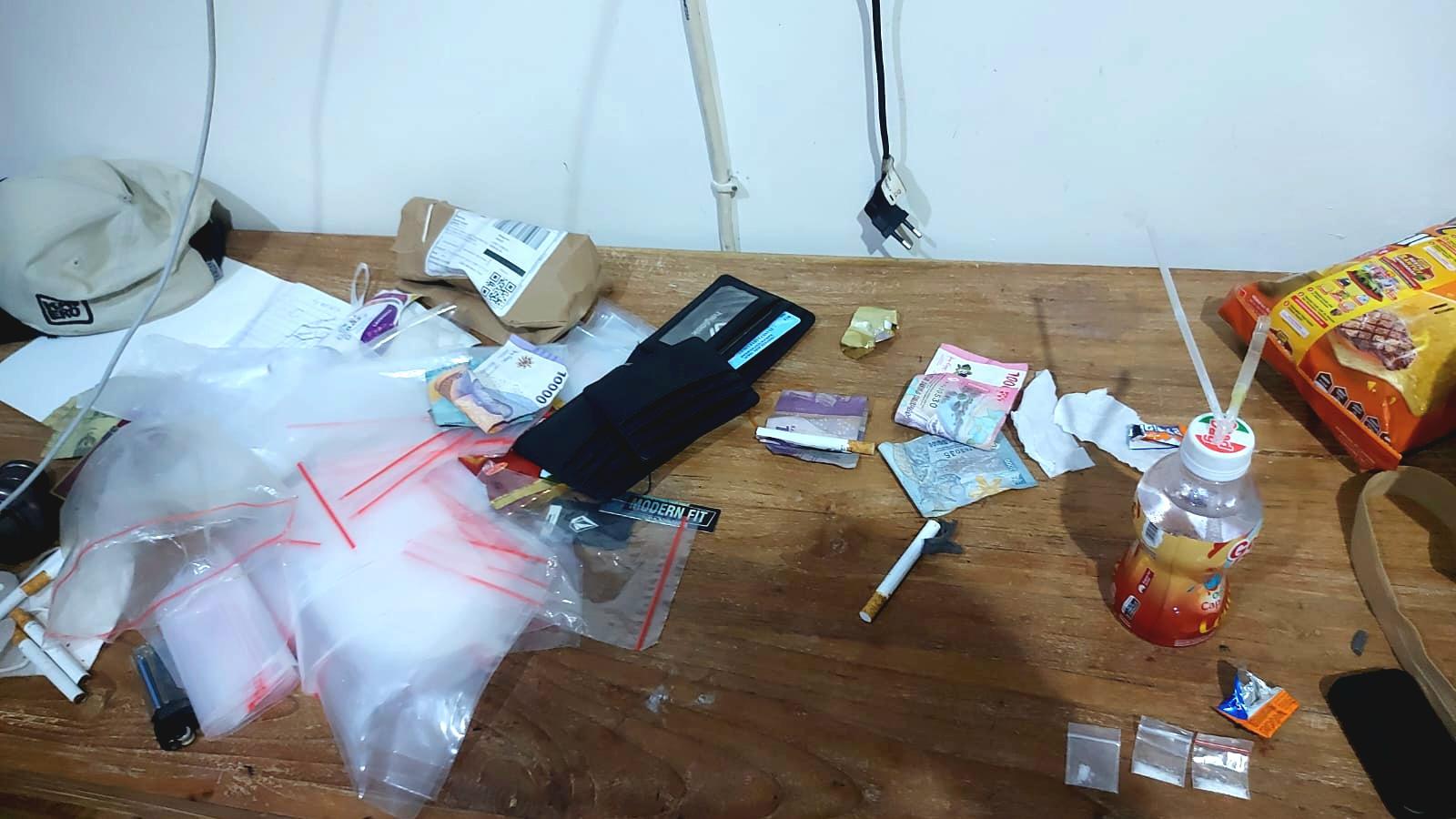 Sejumlah barang bukti narkotika hasil penggerebekan BNN Kota Denpasar di sebuah penginapan kawasan Renon, Denpasar Selatan, Rabu (21/10/2026) dini hari. (Balihotnews/red)